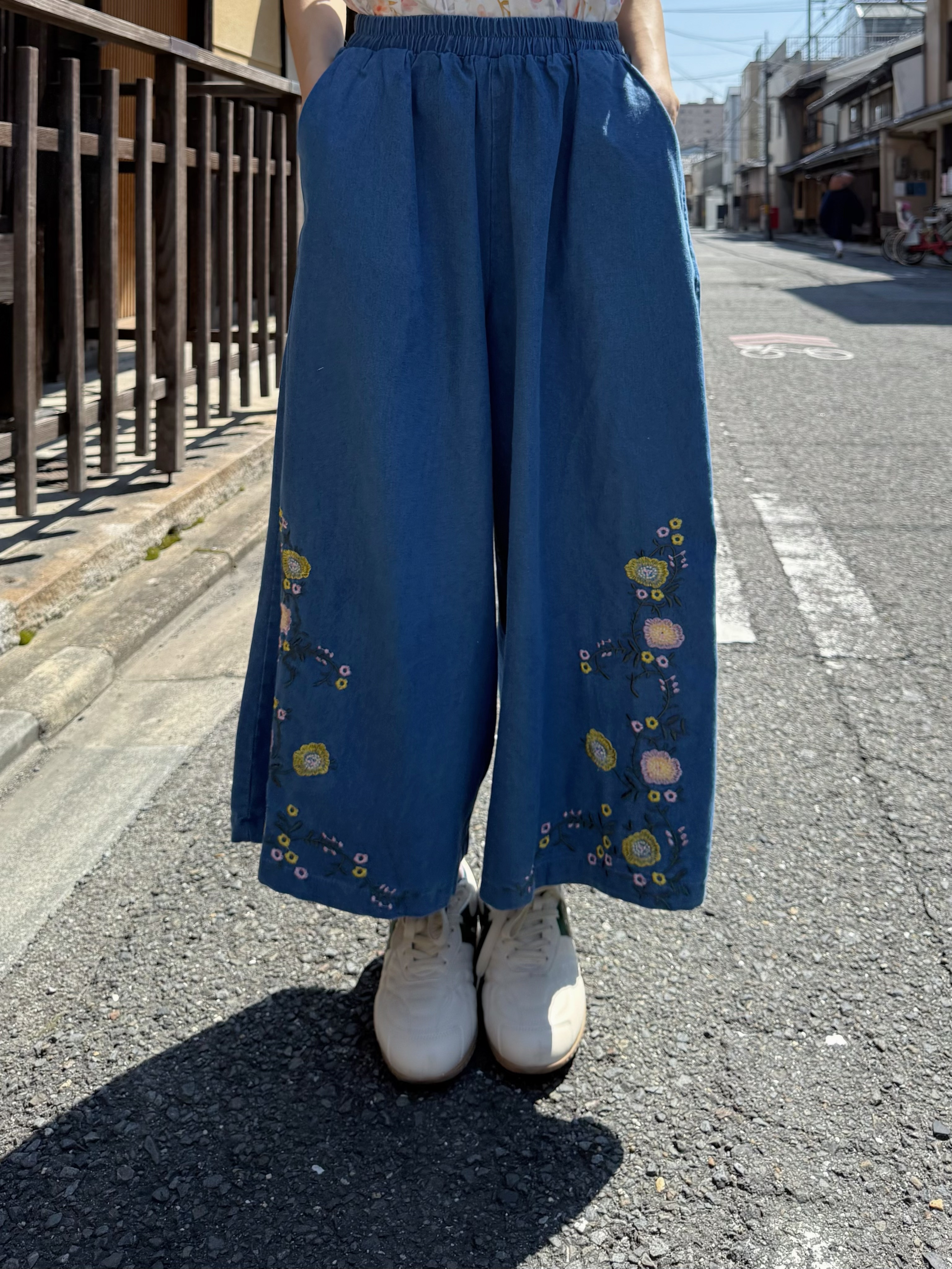 刺繡花薄款闊腳牛仔褲