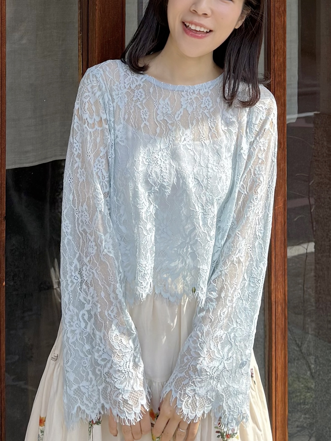 蕾絲喇叭袖上衣