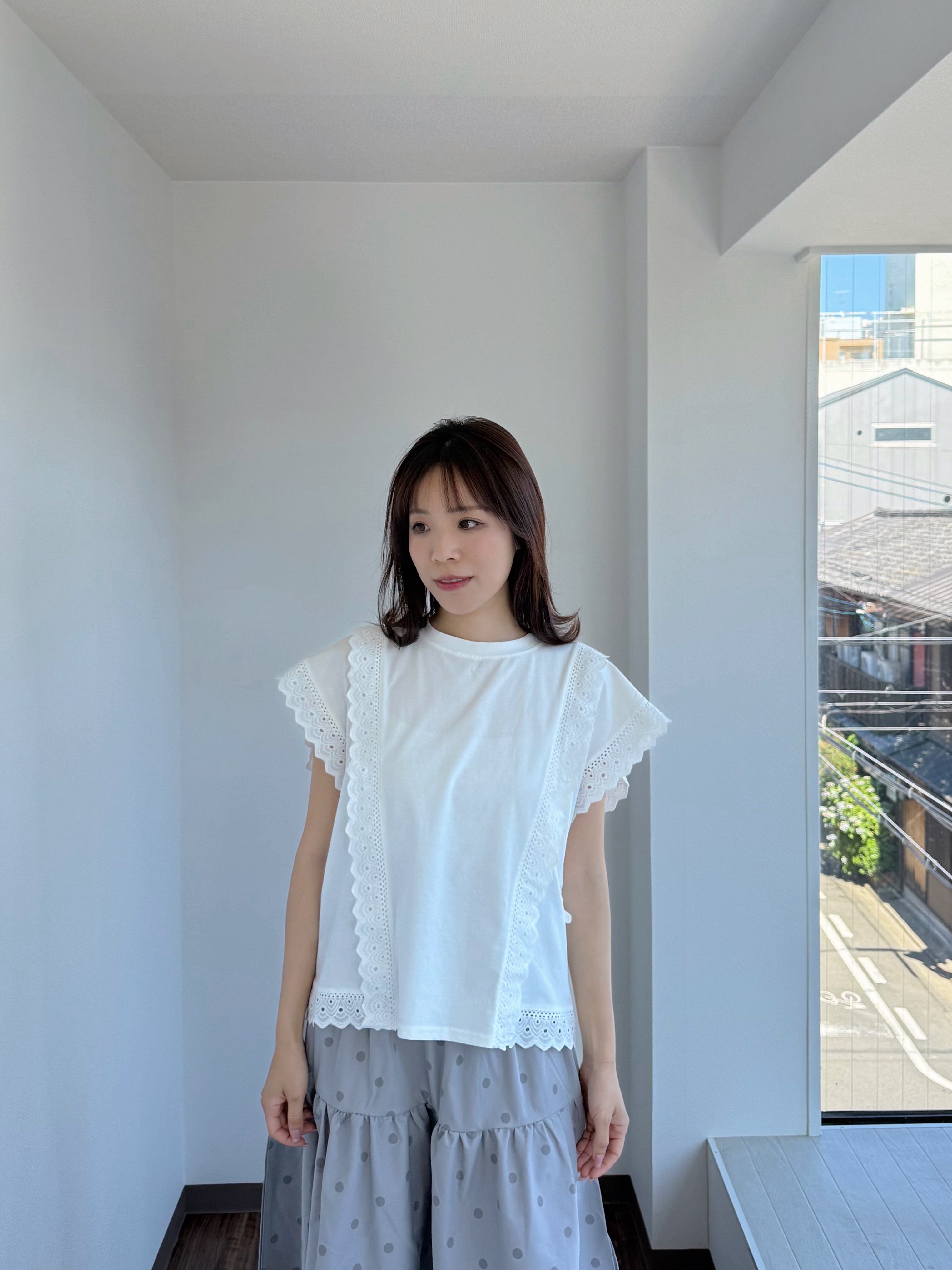 2色•蕾絲車邊斜袖Tee