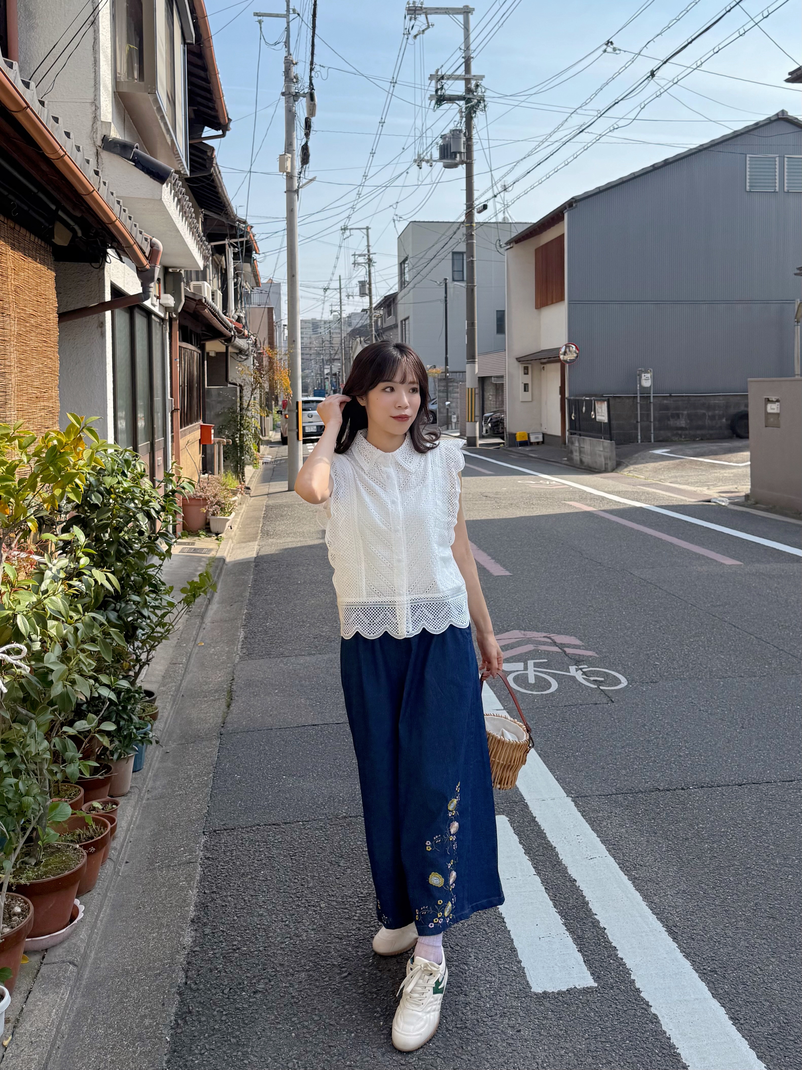 深藍色刺繡闊腳牛仔褲