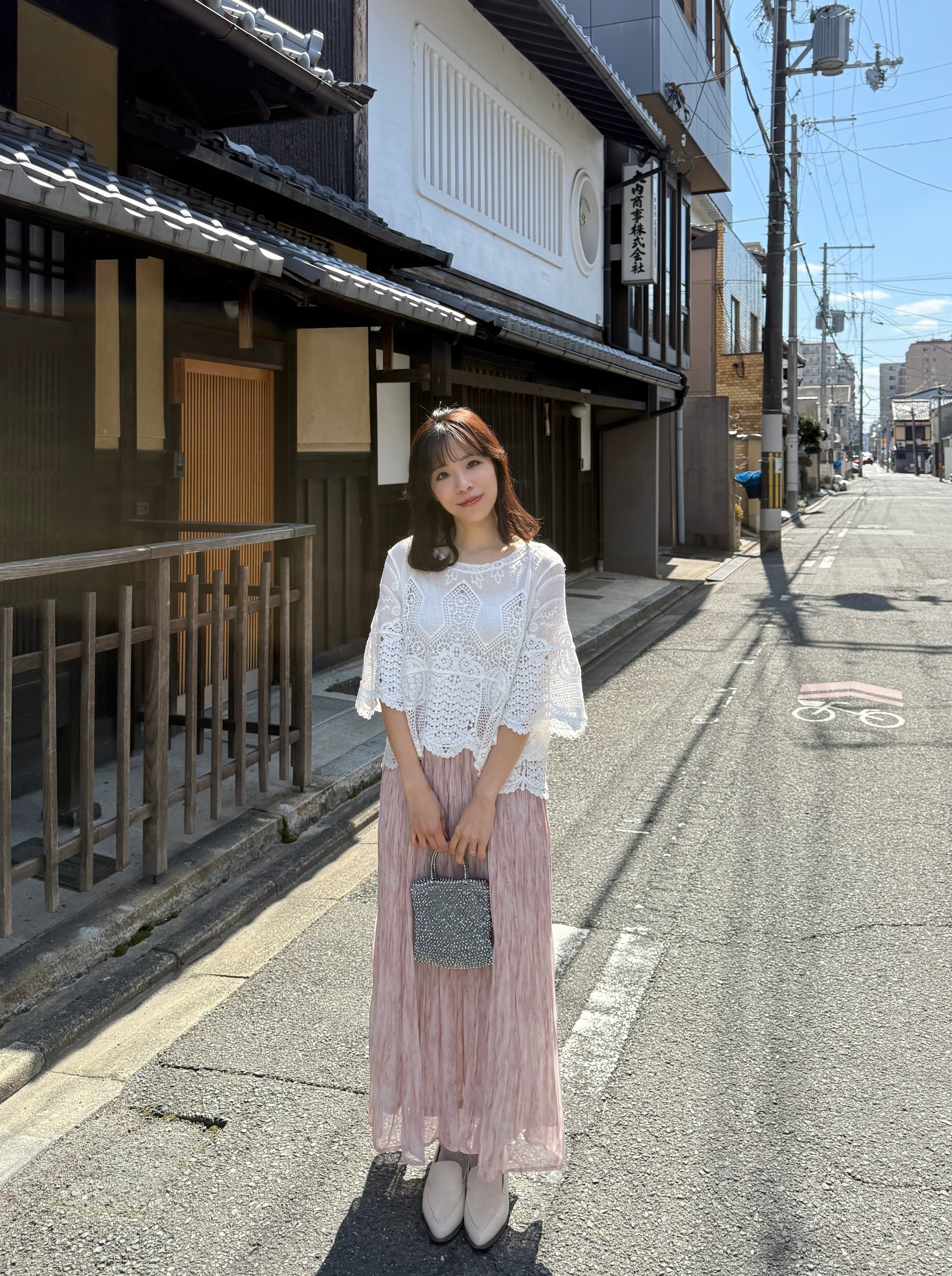 刺繡花傘袖鏤空上衣