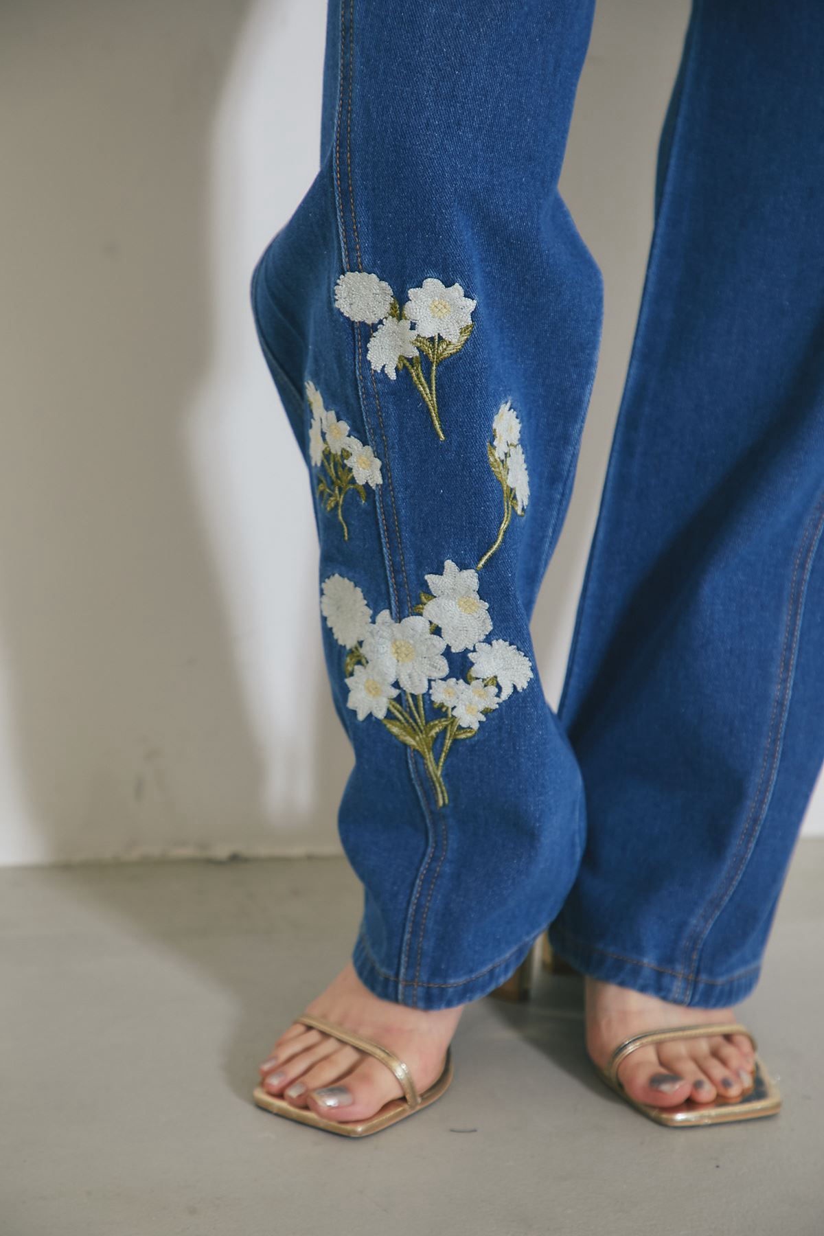 刺繡花闊腳修腳牛仔褲