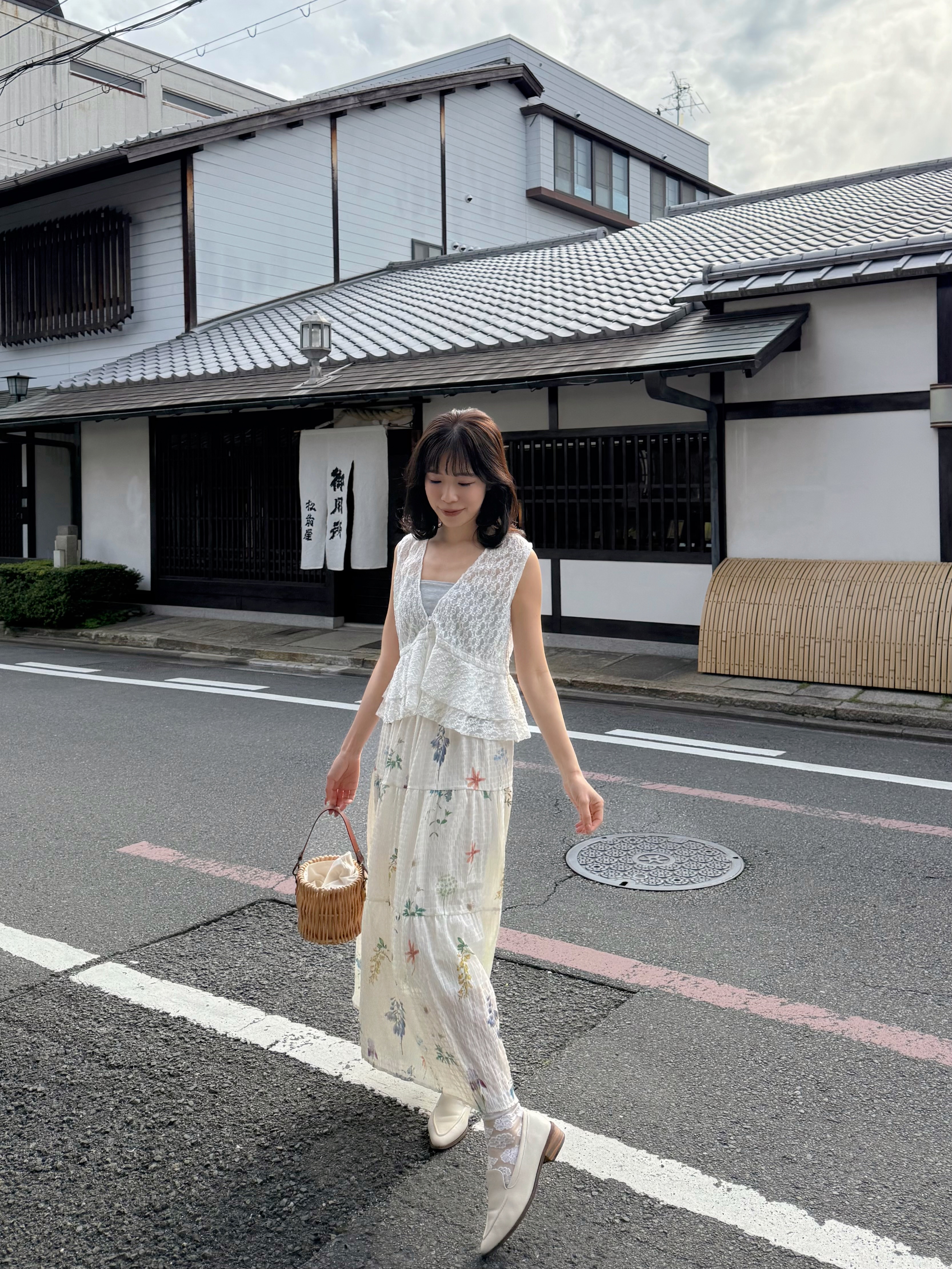 V領蕾絲波浪擺背心