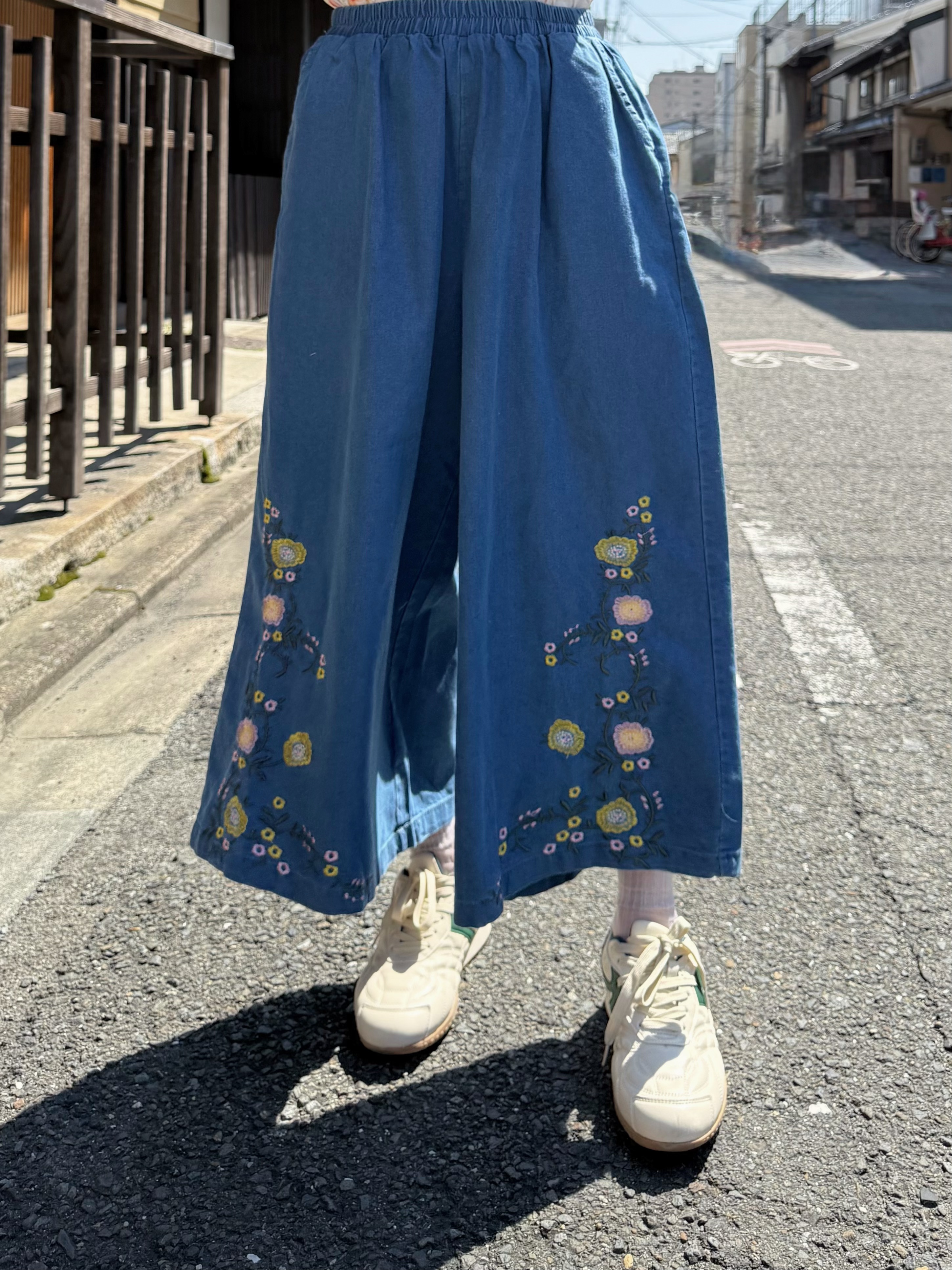 刺繡花薄款闊腳牛仔褲