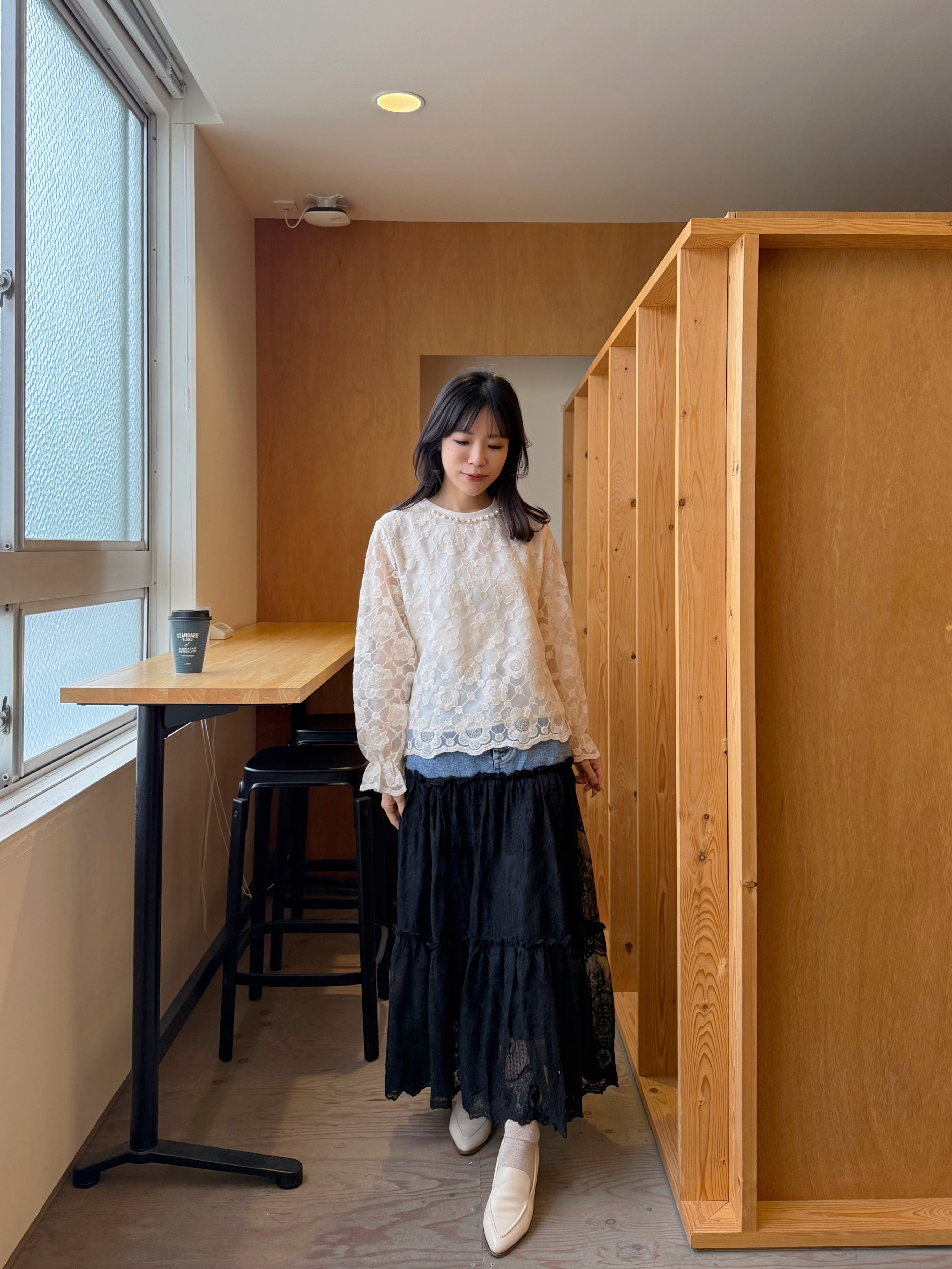 珍珠領波浪蕾絲刺繡上衣