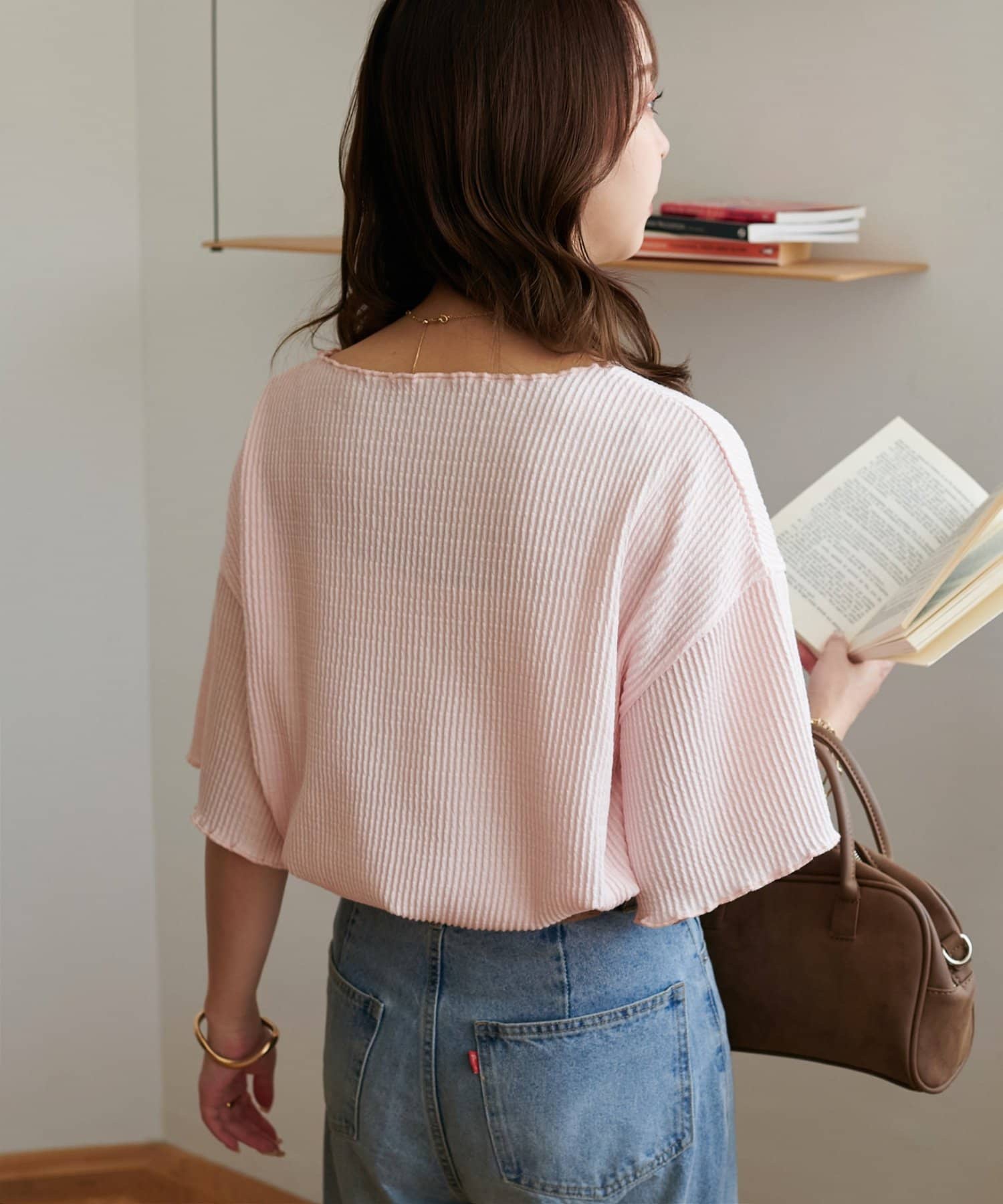 暗直條壓紋木耳邊寬領Tee