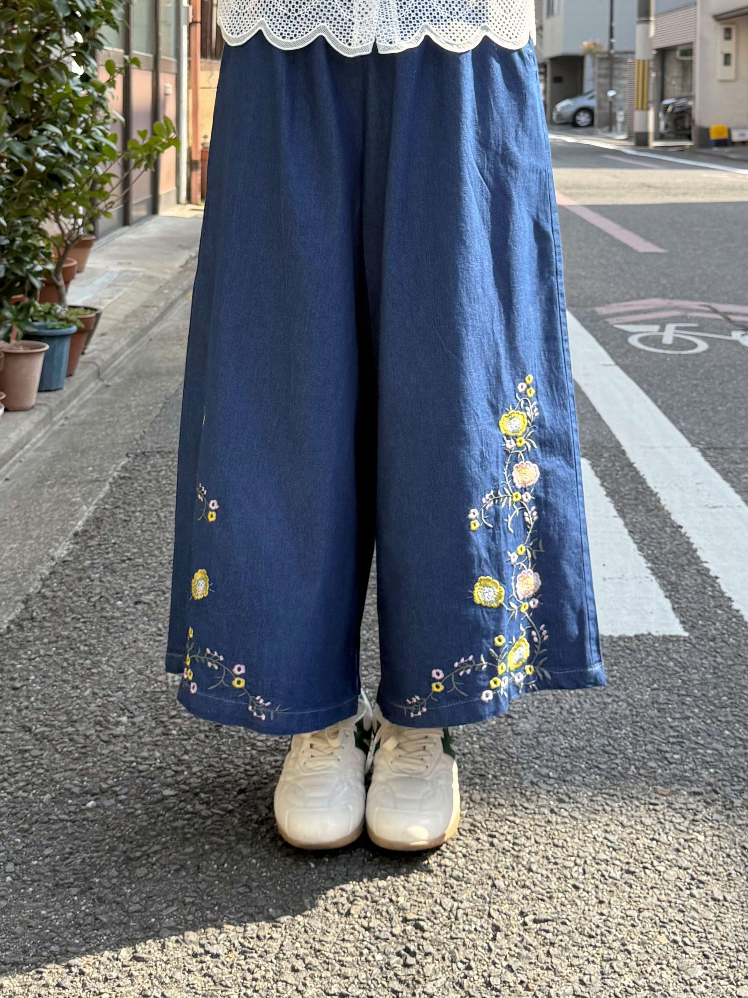 深藍色刺繡闊腳牛仔褲
