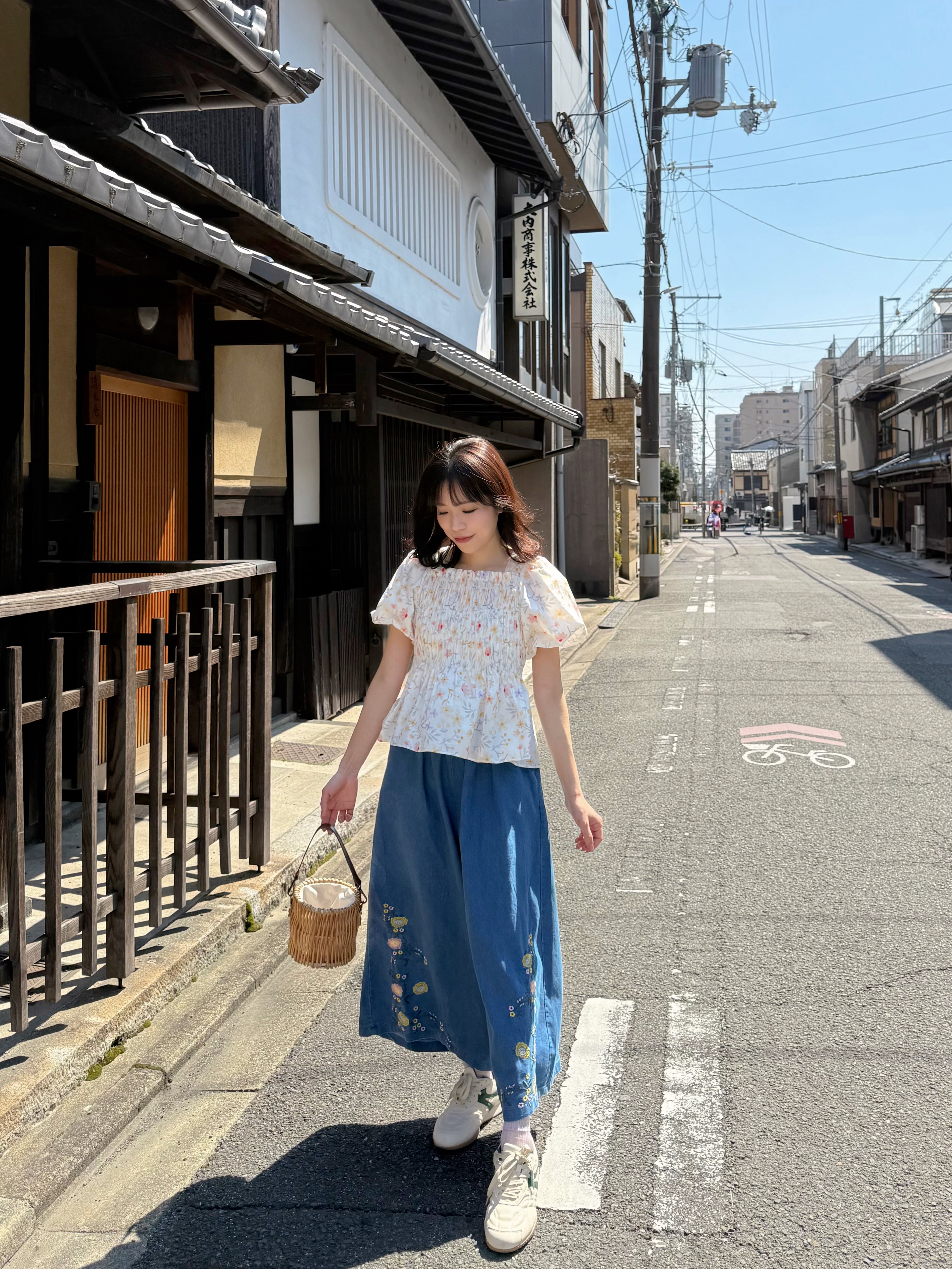 刺繡花薄款闊腳牛仔褲