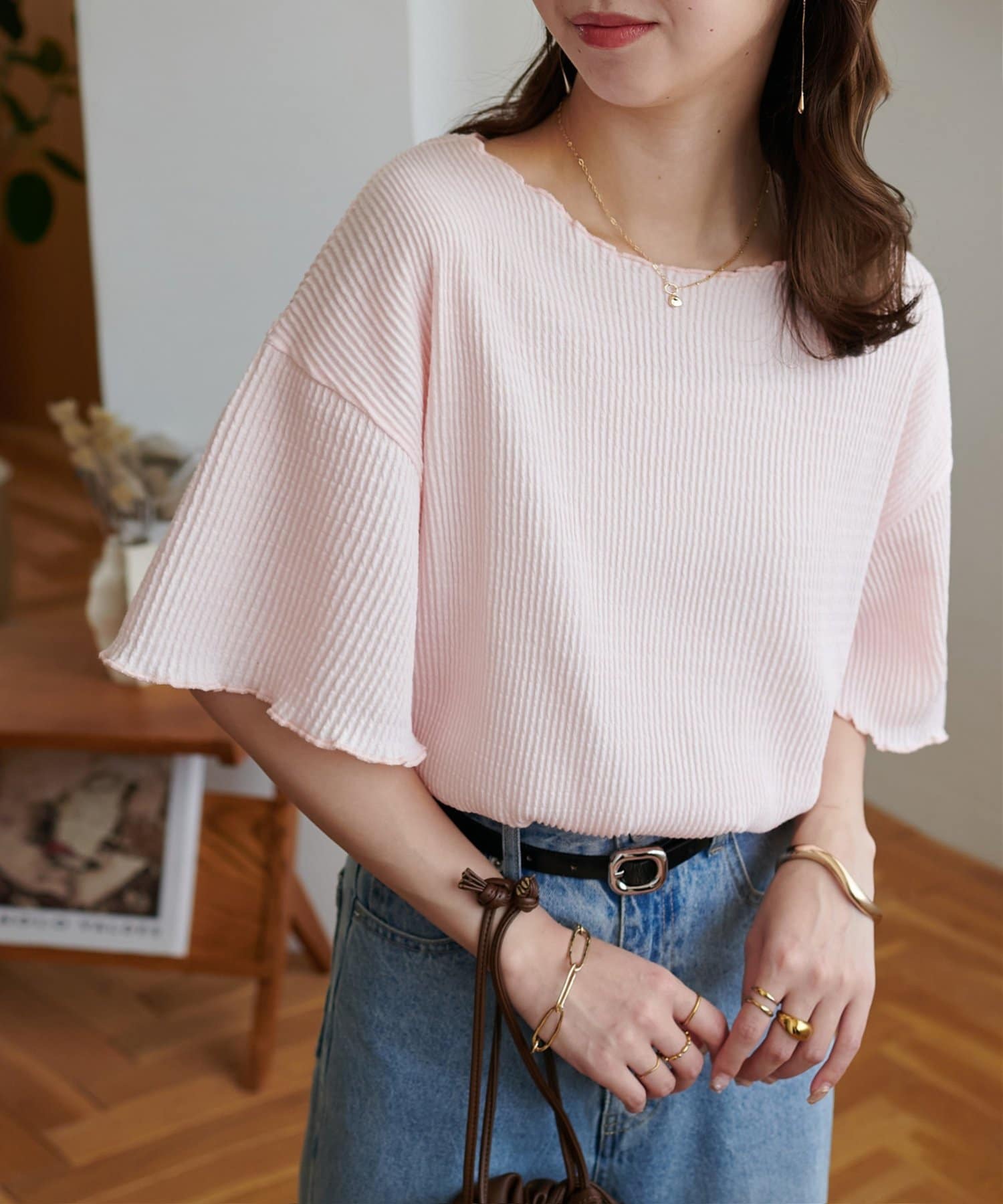 暗直條壓紋木耳邊寬領Tee