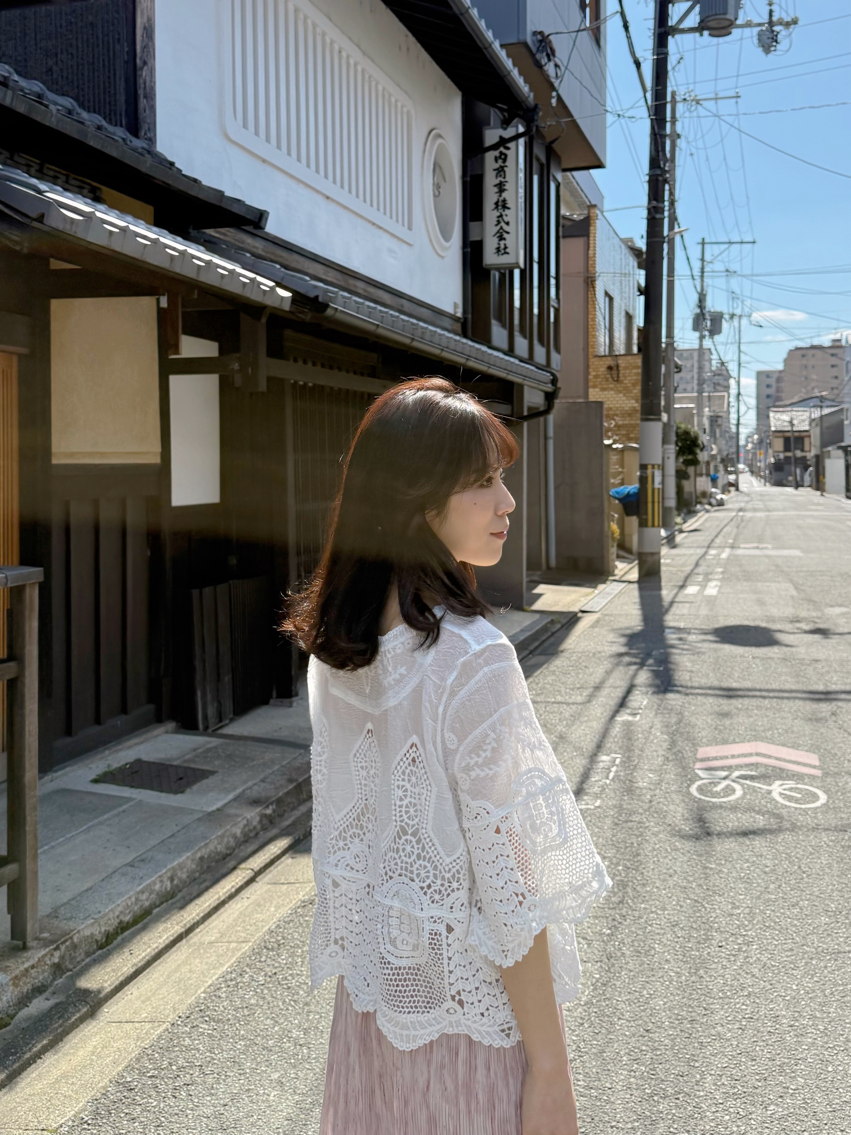 刺繡花傘袖鏤空上衣