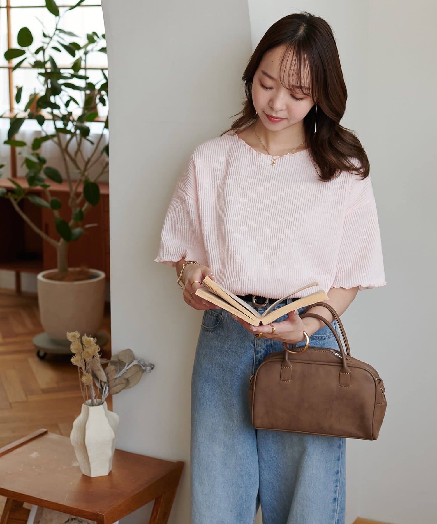 暗直條壓紋木耳邊寬領Tee