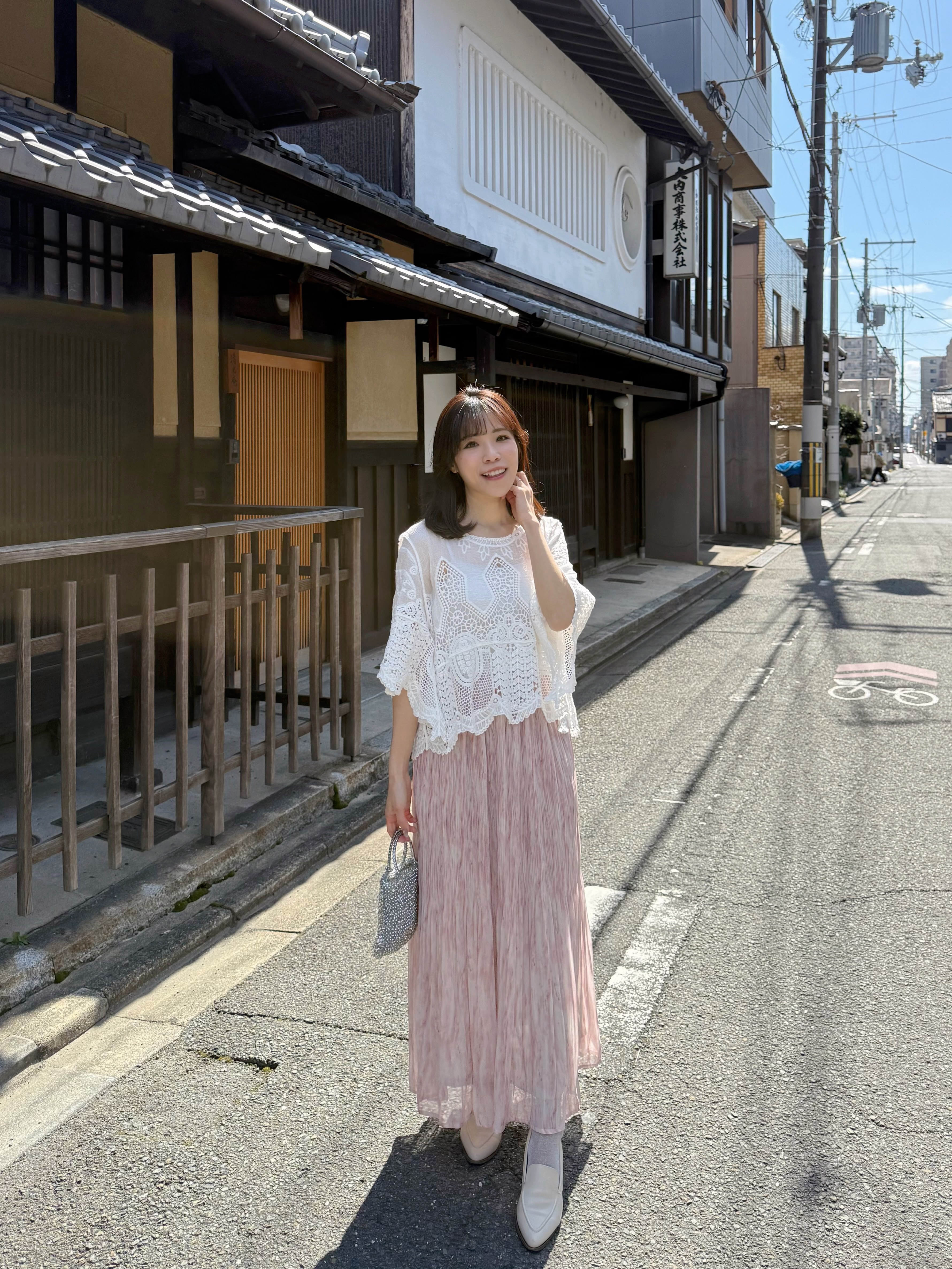 刺繡花傘袖鏤空上衣