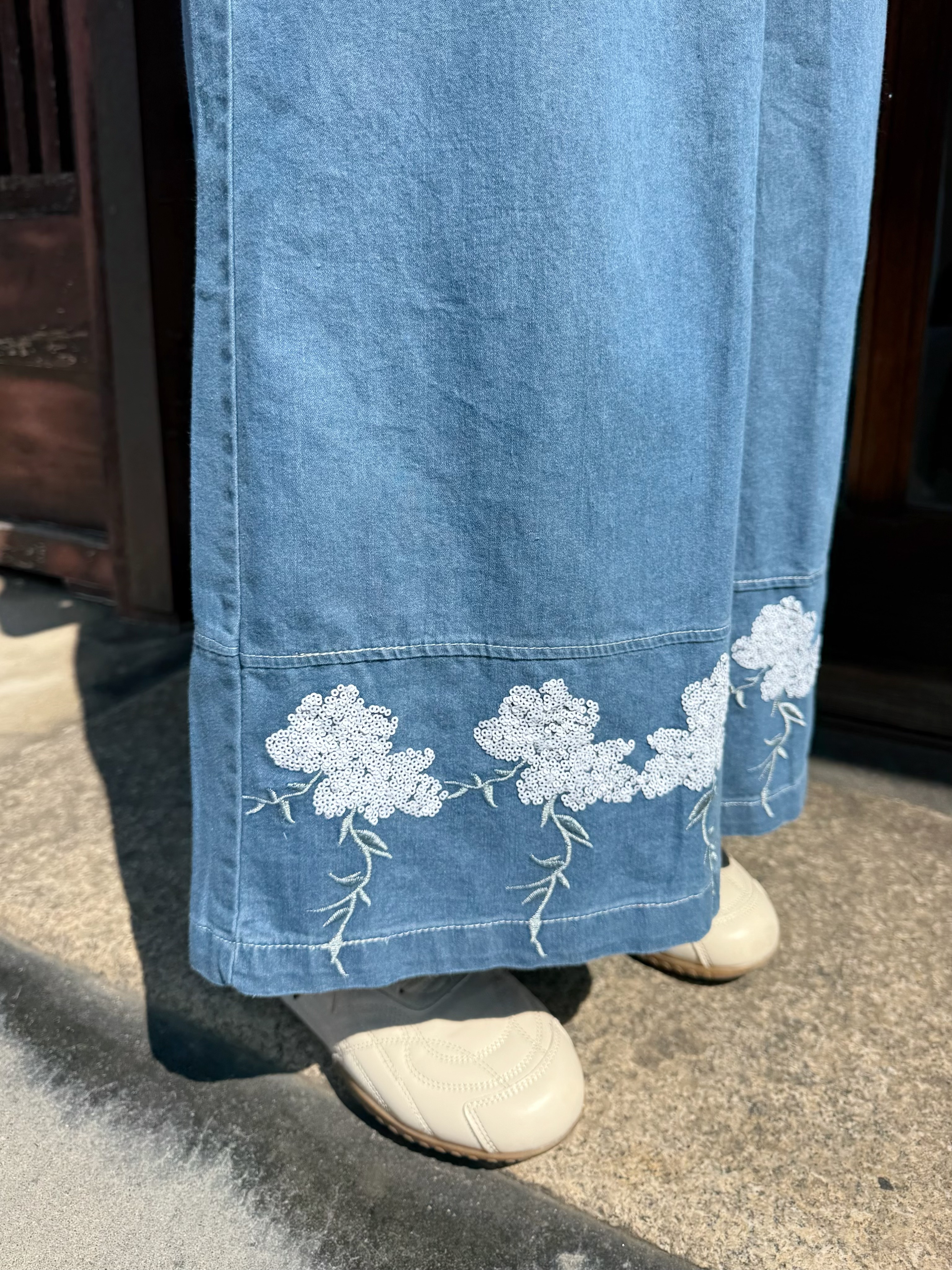 2色•刺繡珠片花薄牛仔闊腳褲