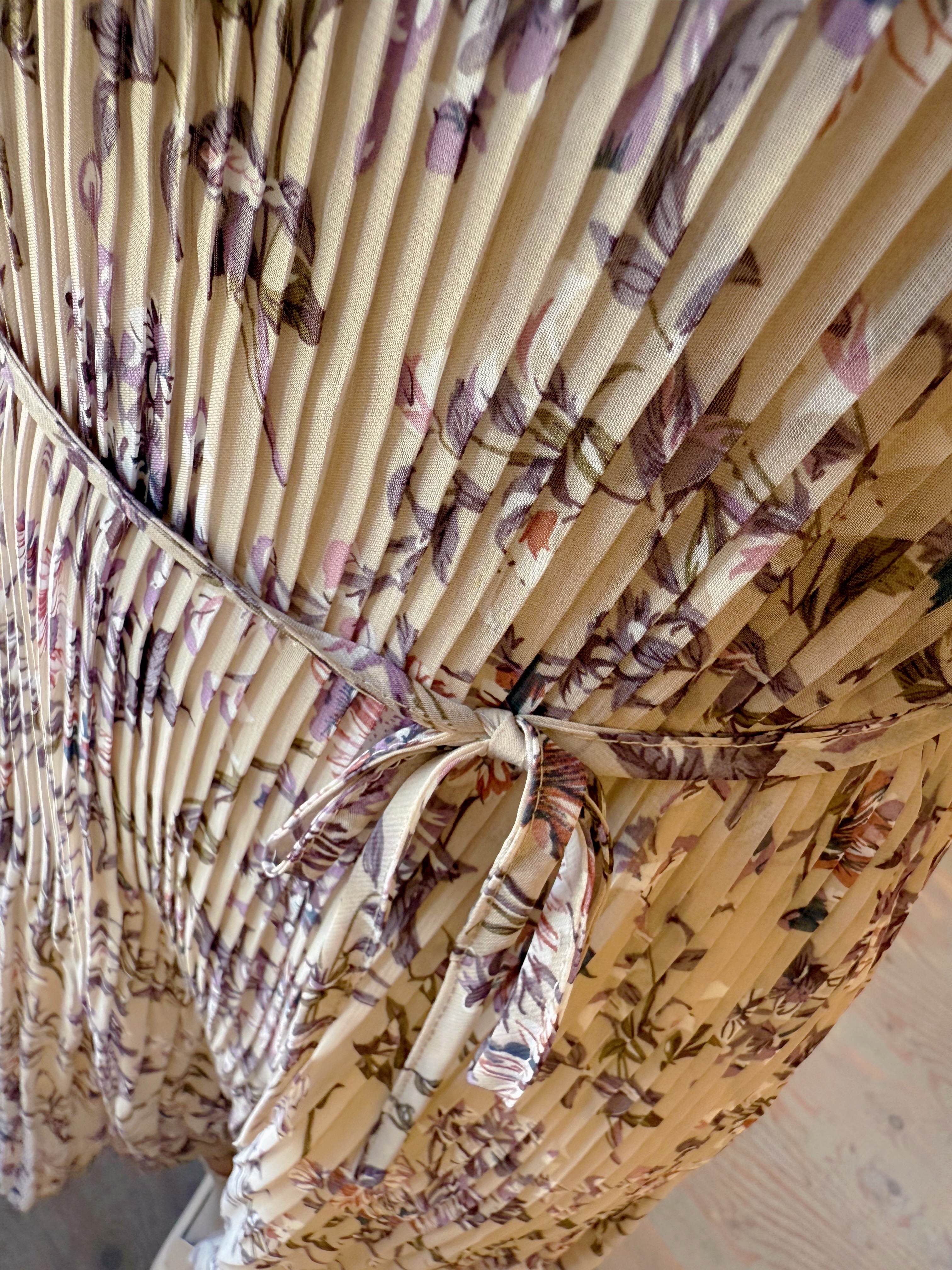 百褶印花雪紡蝴蝶結腰帶連身裙