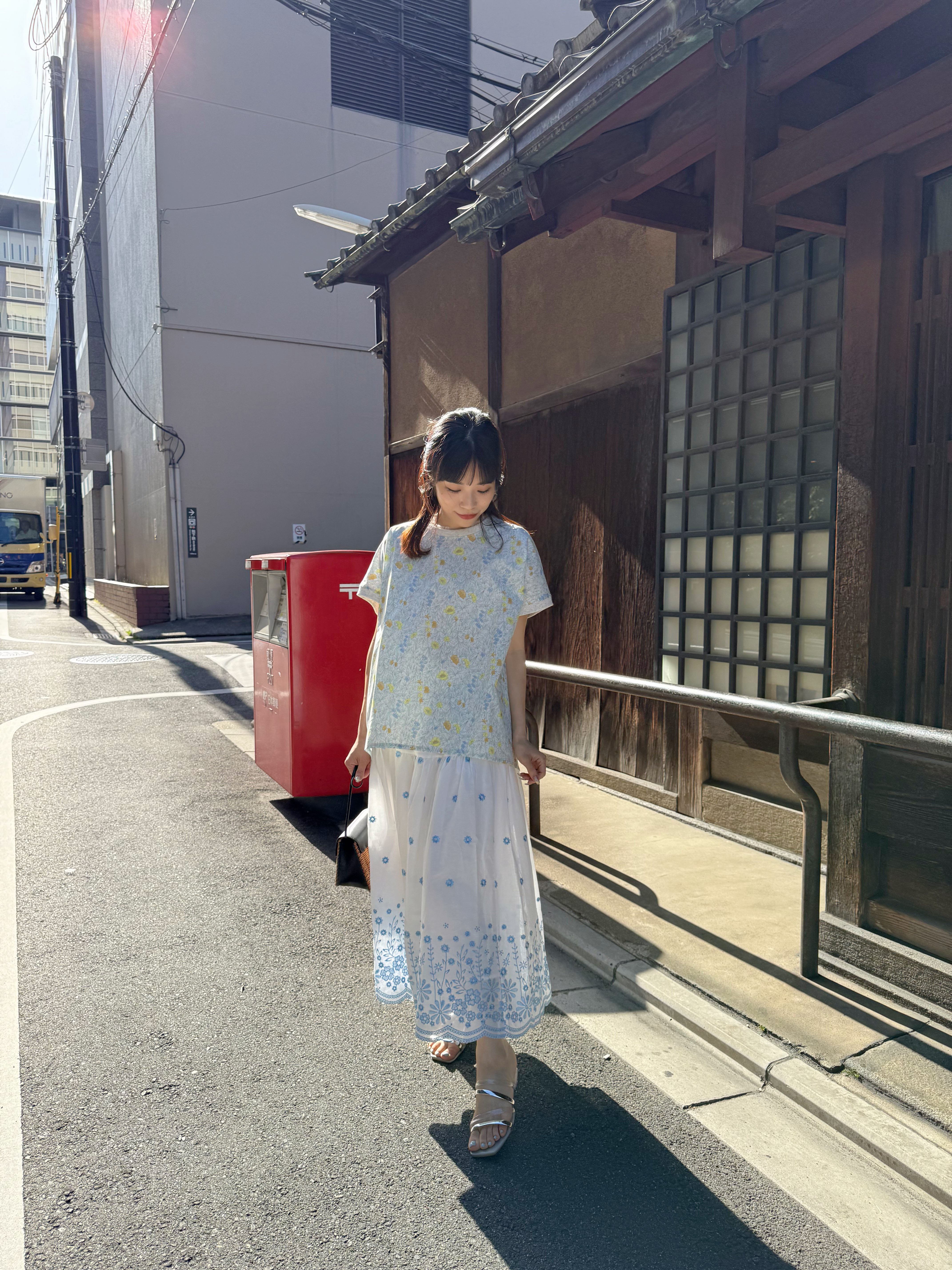 淡色清新花花上衣