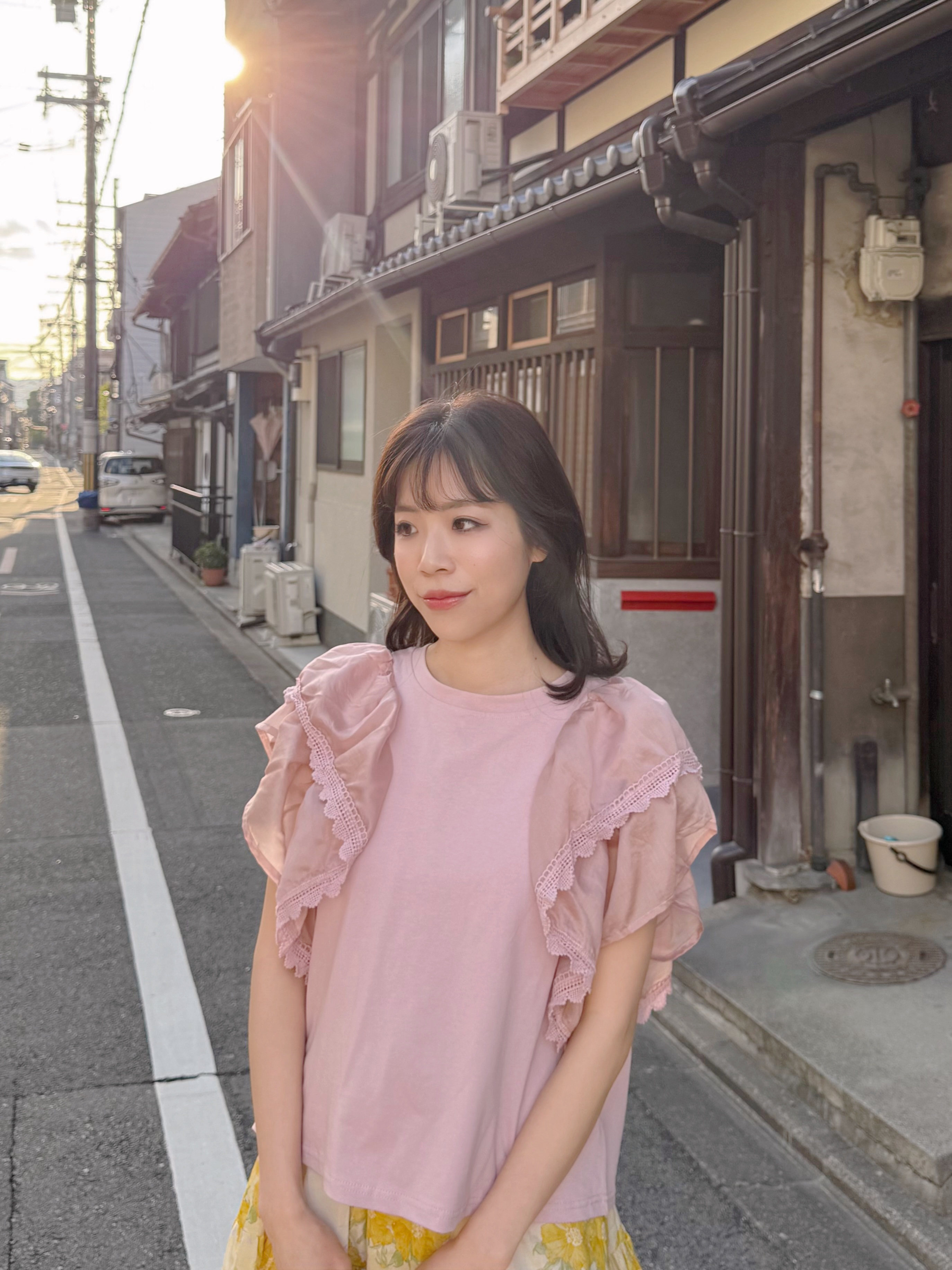 2色•波浪傘袖蕾絲車邊Tee