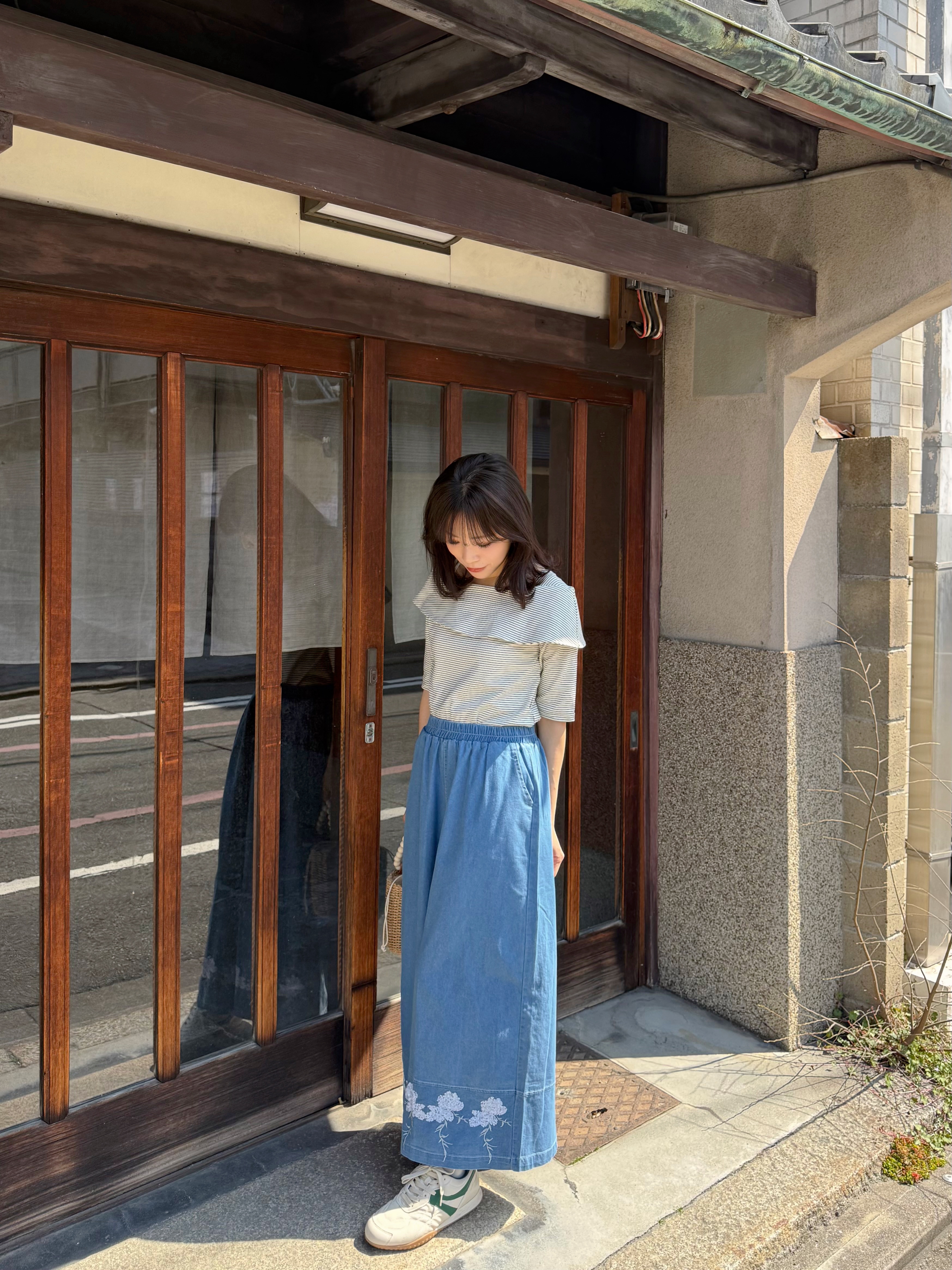 2色•刺繡珠片花薄牛仔闊腳褲