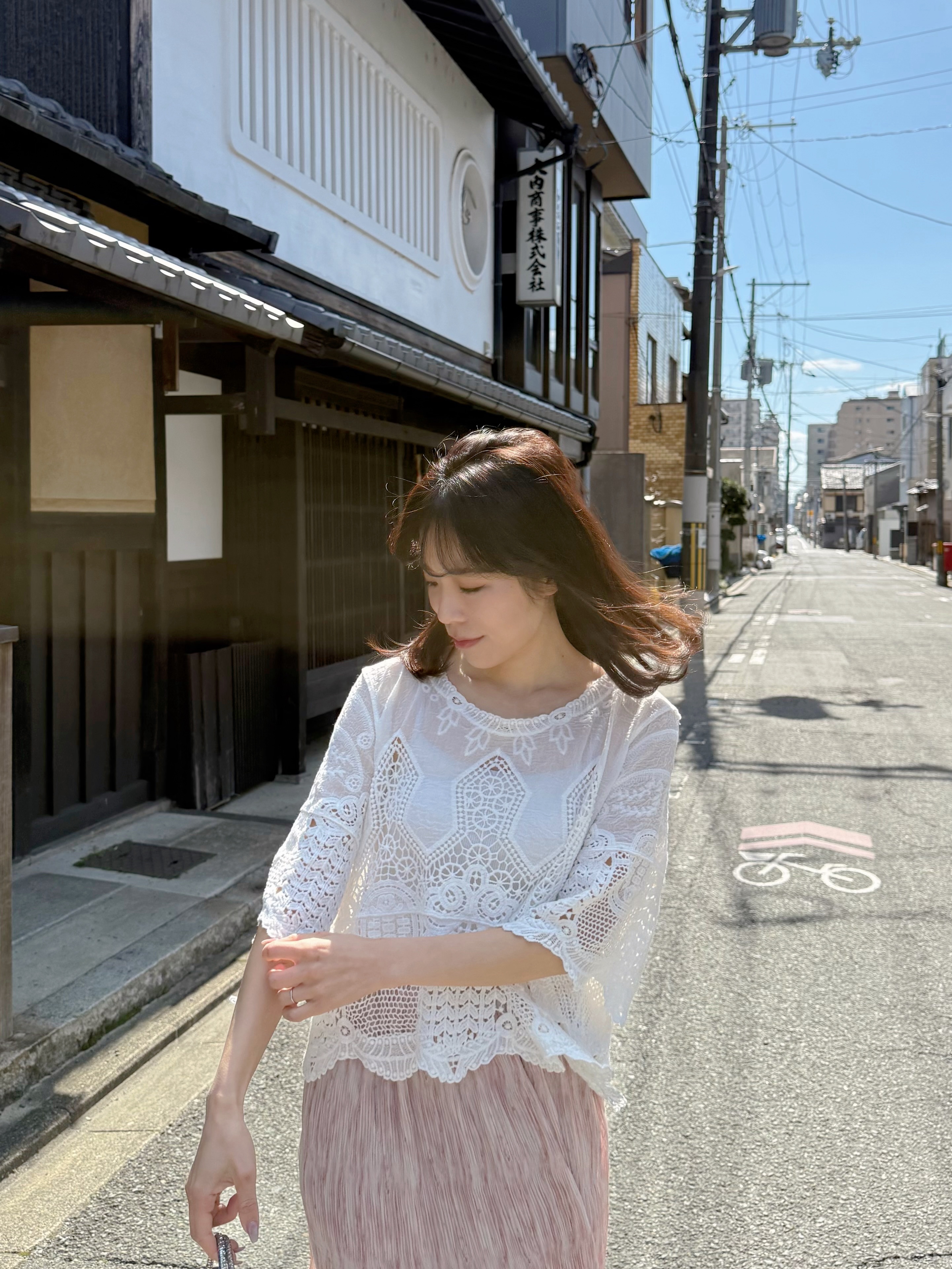 刺繡花傘袖鏤空上衣