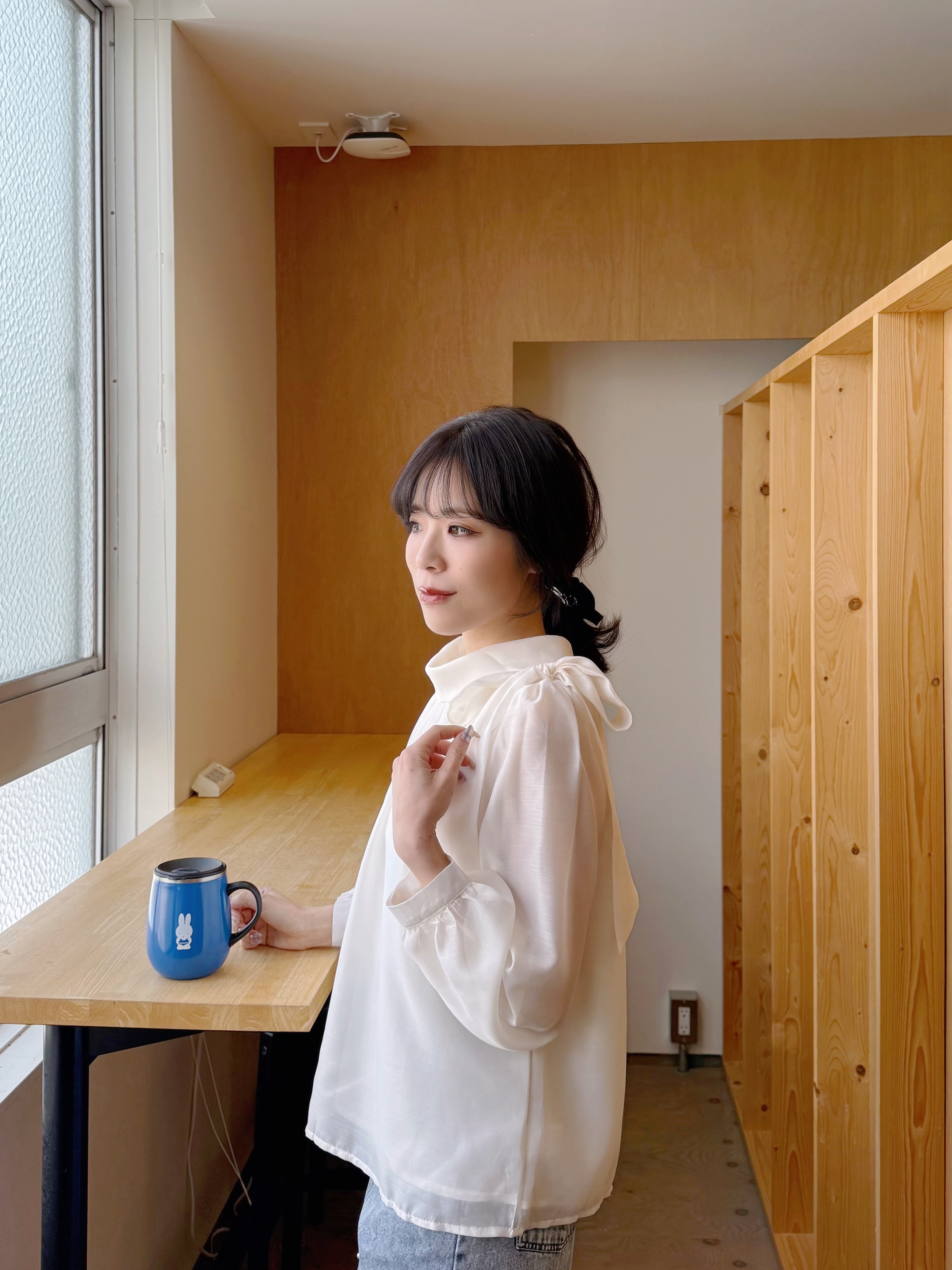 光澤面側蝴蝶結領上衣