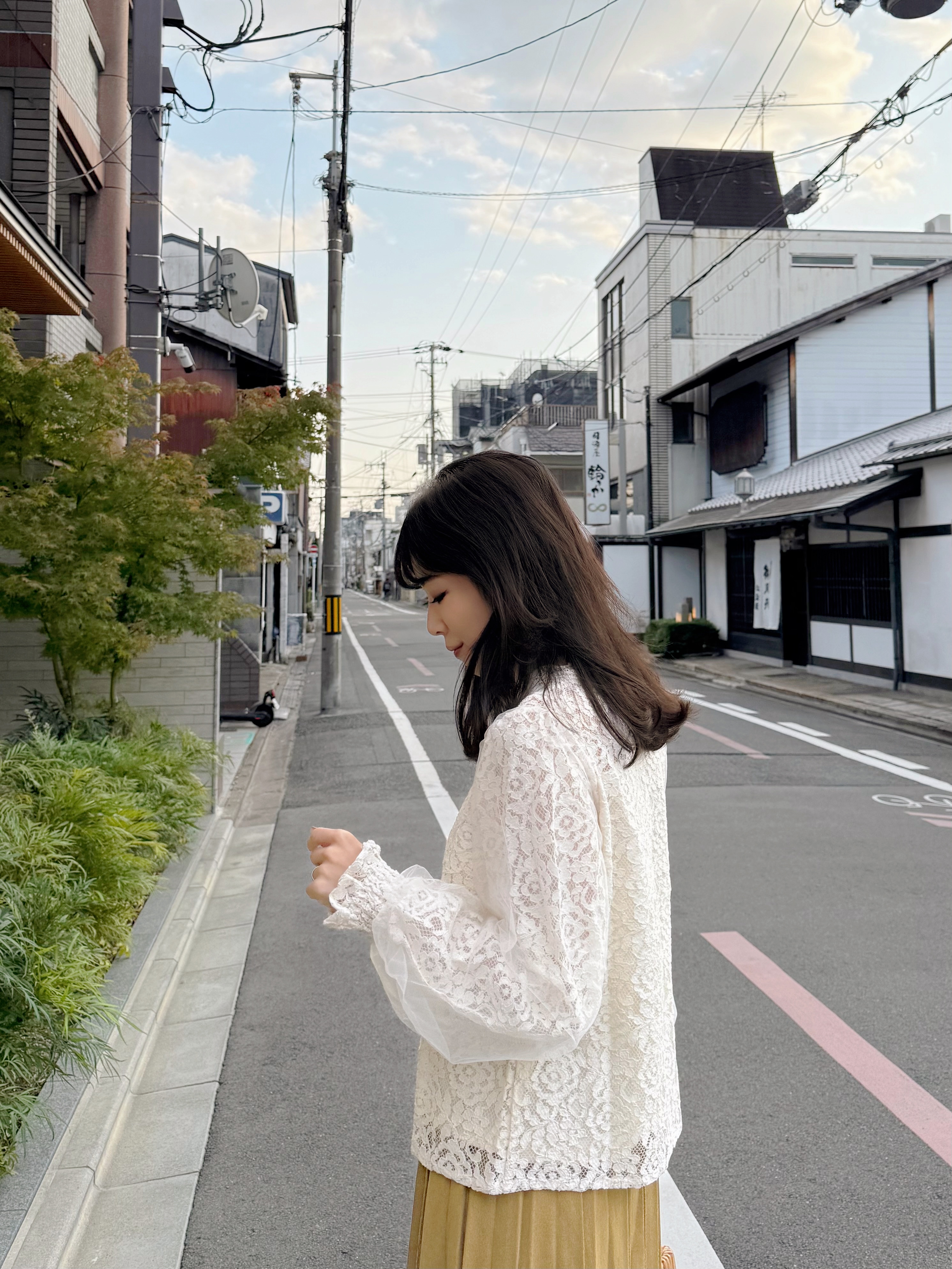 3色•紗紗泡泡袖蕾絲上衣