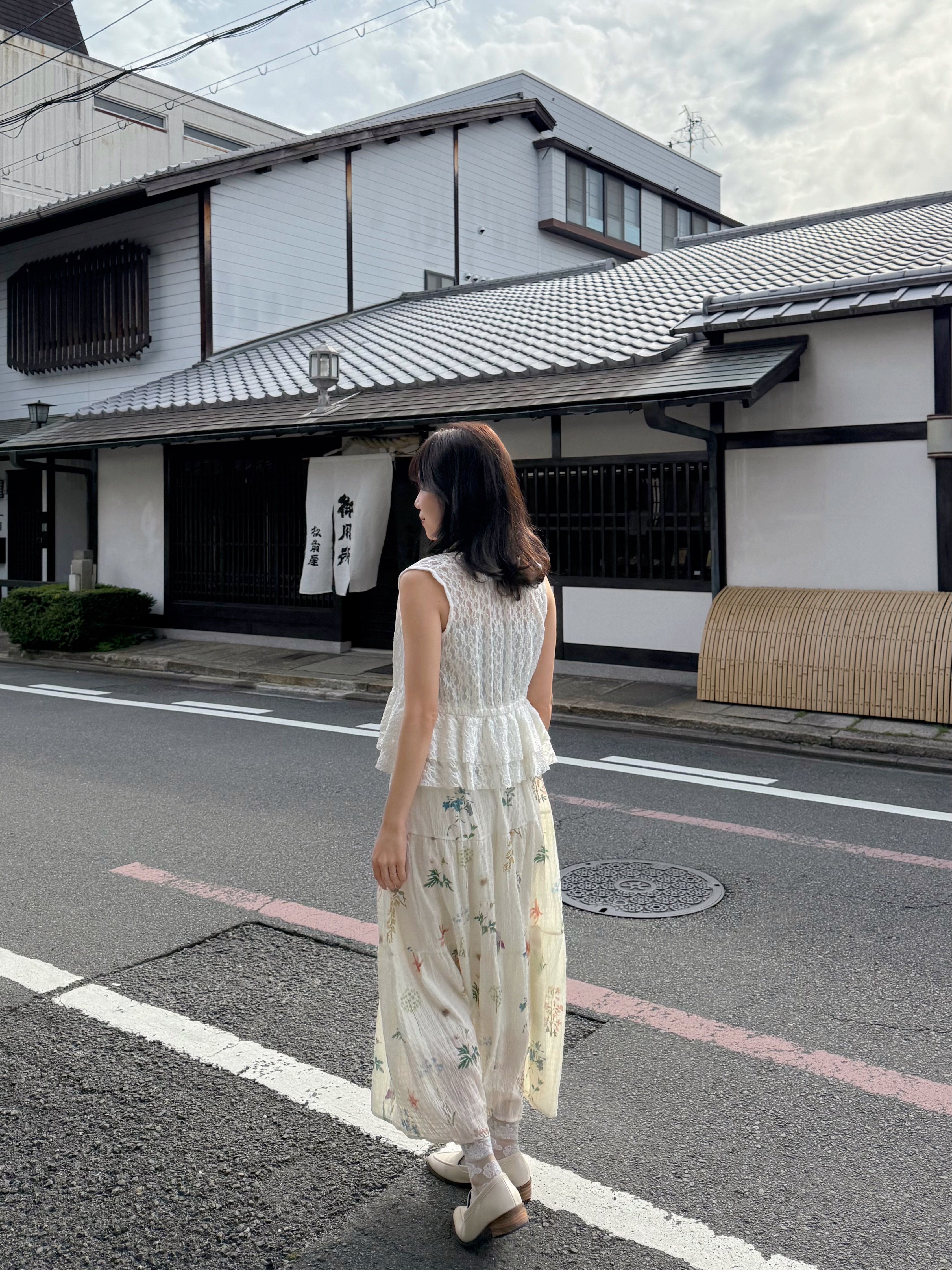 V領蕾絲波浪擺背心