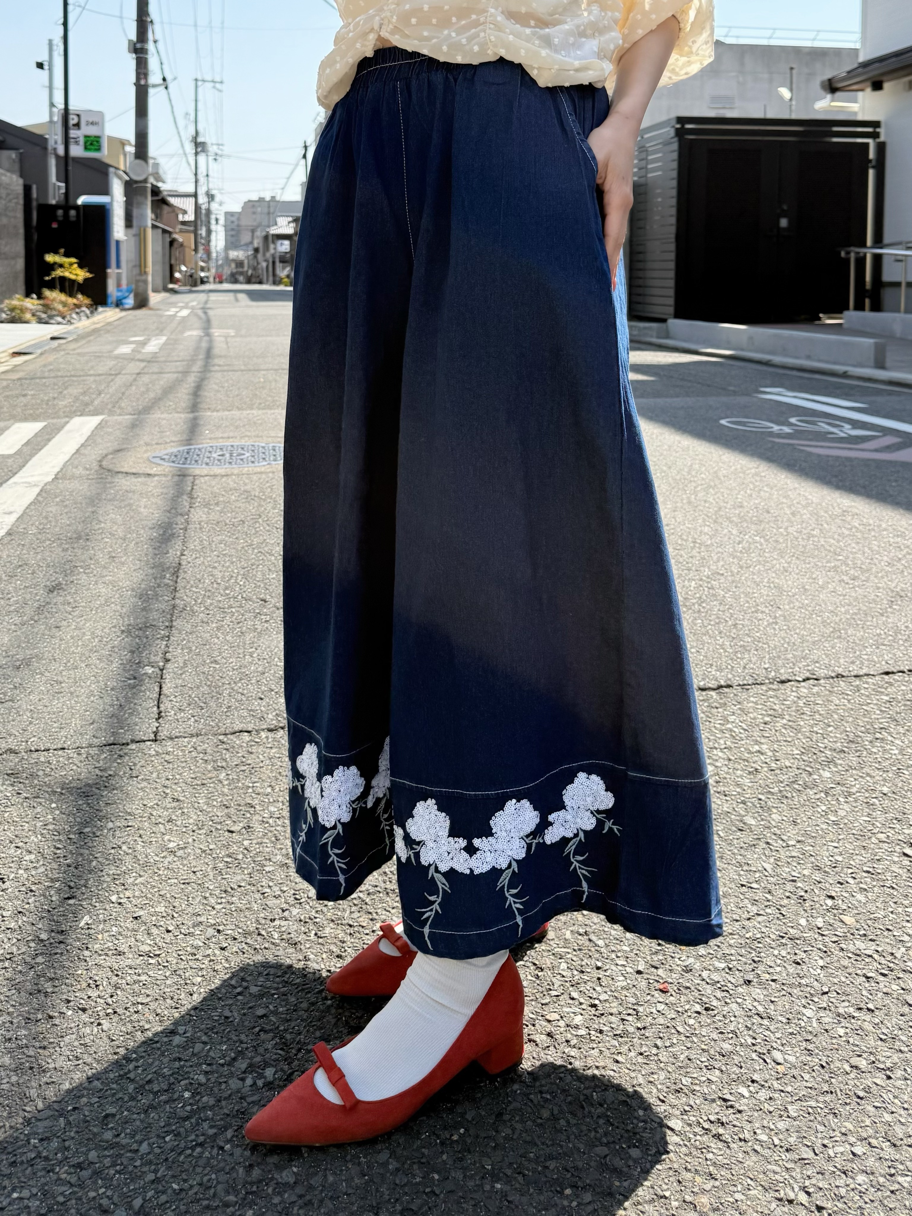 2色•刺繡珠片花薄牛仔闊腳褲