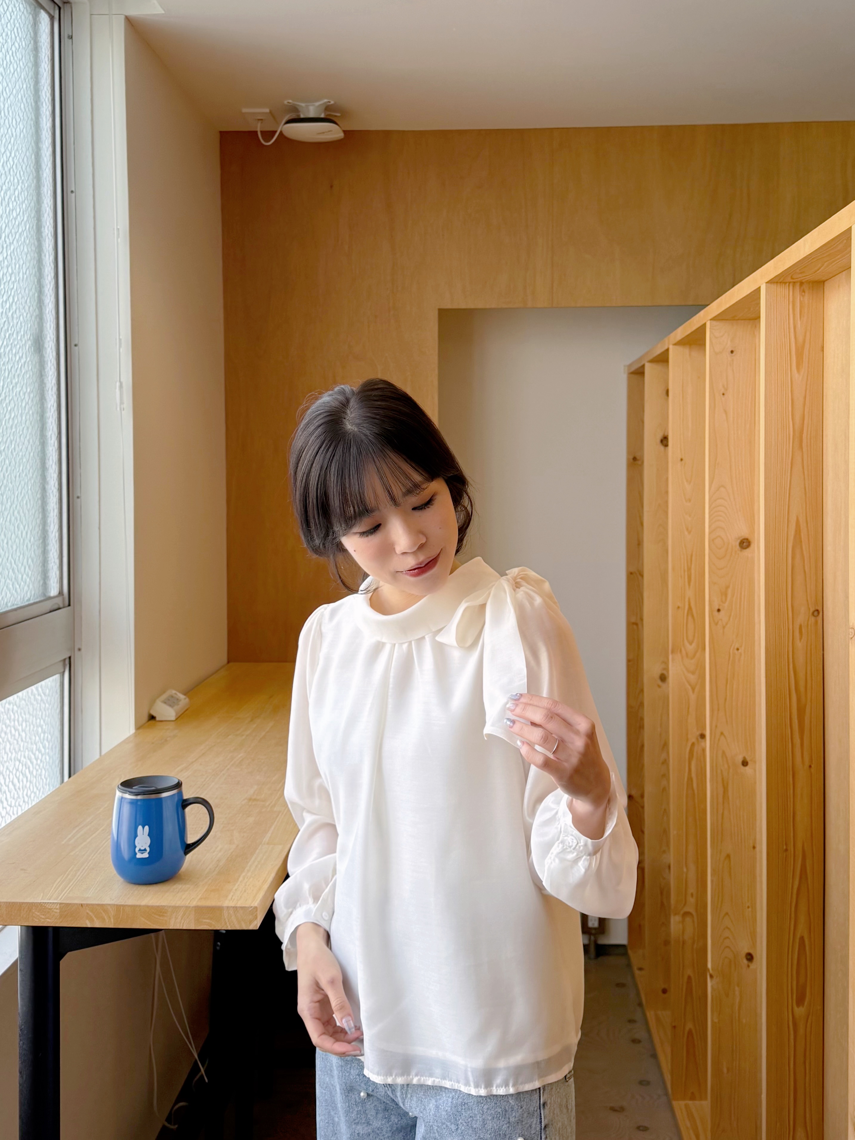 光澤面側蝴蝶結領上衣