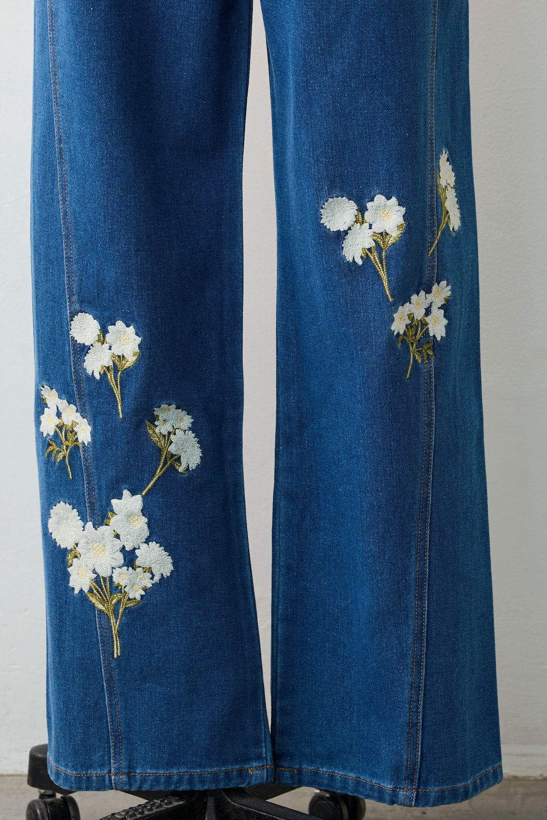 刺繡花闊腳修腳牛仔褲