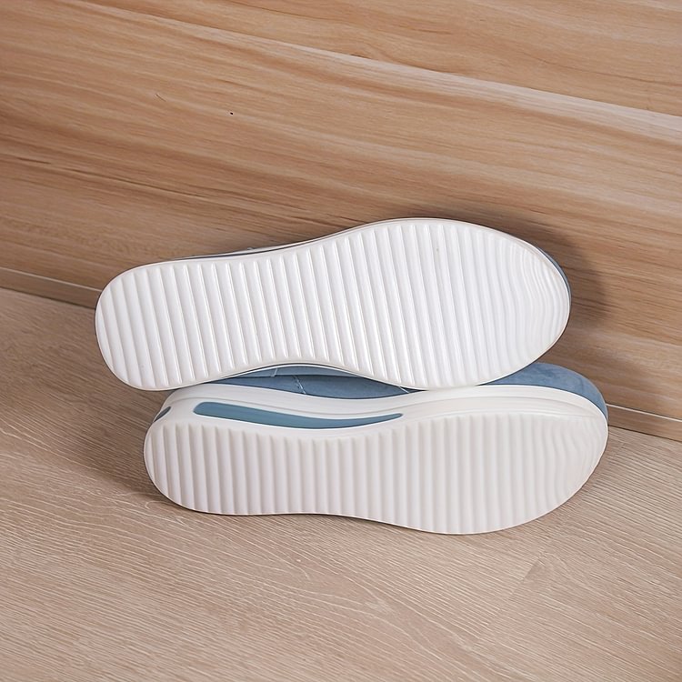 Orthopedic sneakers with a relaxed platform to attract women