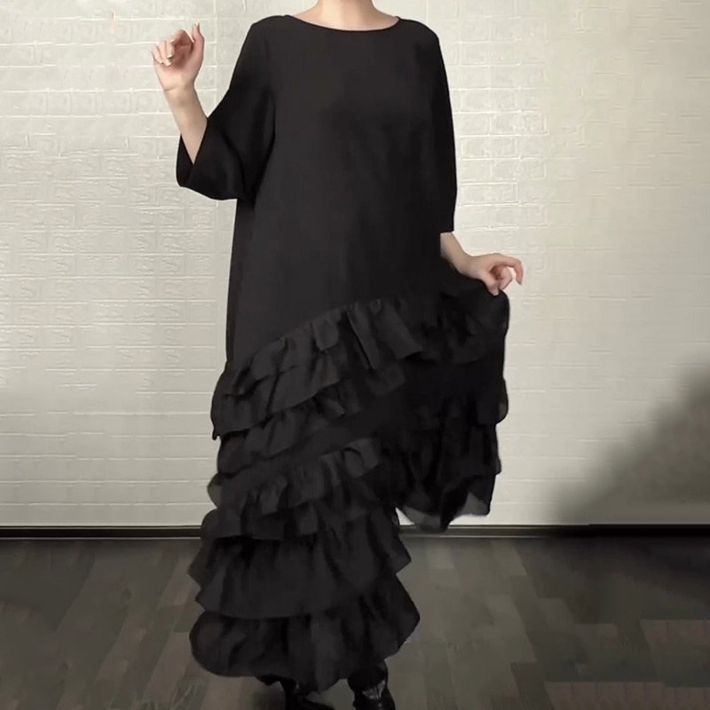 فستان فضفاض كبير الحجم بطبقات من الكشكشة