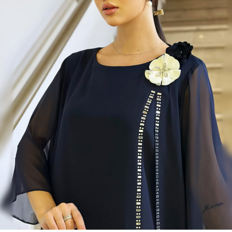 فستان نسائي برقبة دائرية وحاشية مطوية