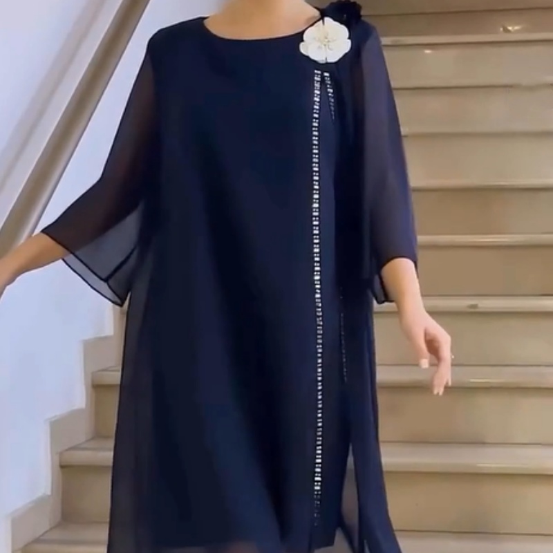 فستان نسائي برقبة دائرية وحاشية مطوية