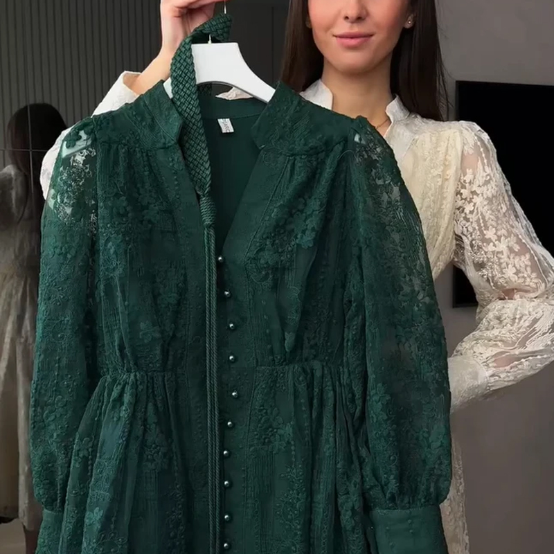 فستان كلاسيكي مطرز بأكمام واسعة