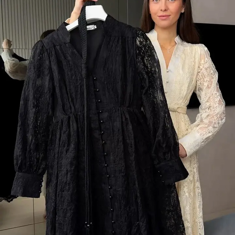 فستان كلاسيكي مطرز بأكمام واسعة