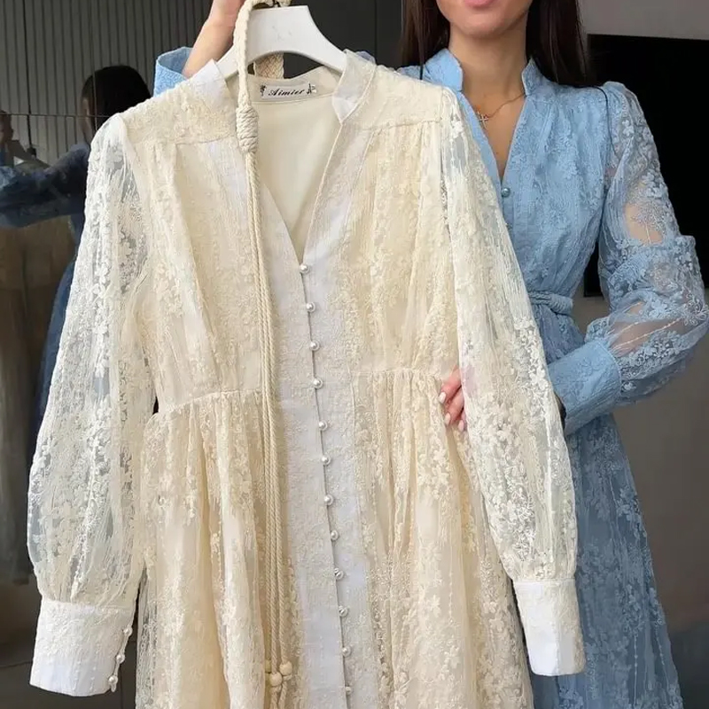 فستان كلاسيكي مطرز بأكمام واسعة