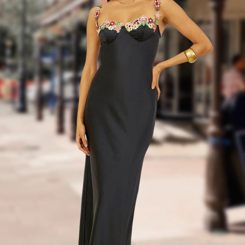 🌸عرض خاص جديد ✨🌸 فستان ساتان ضيق بحمالات رفيعة مزين بالورود 💃 | تصميم أنيق وجذاب ✨👗