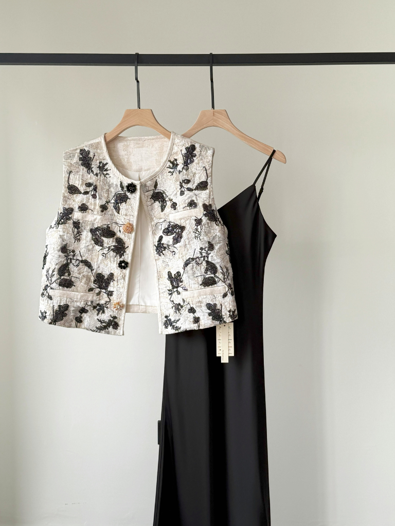 Hei Er Beaded Oriental Vest with Shoulder Padding-The Black Bow-