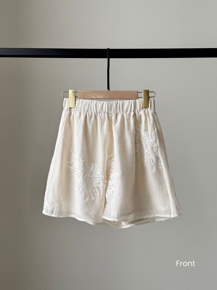 Ding Hua Graceful Embroided Shorts (Discounted-M Size)-The Black Bow-
