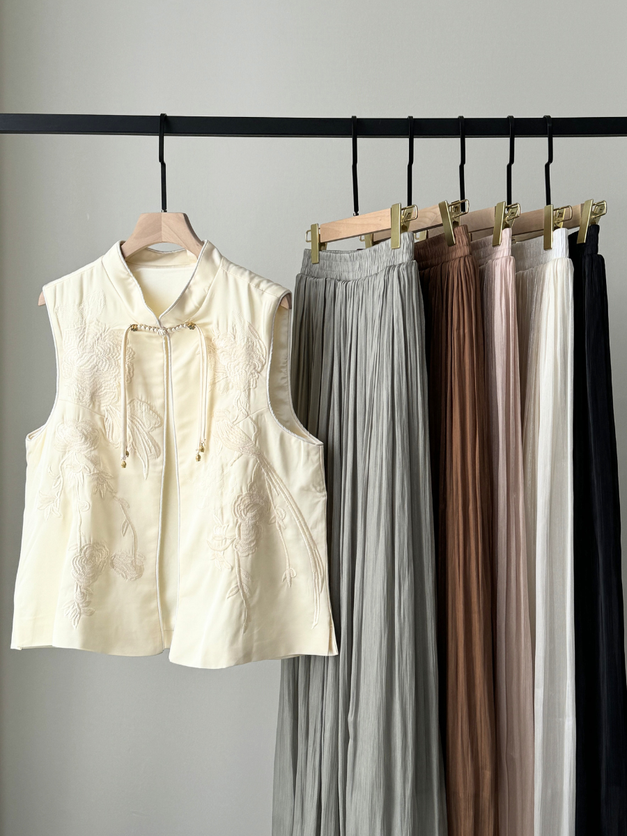 Mo Er Oriental Embroidery Vest-The Black Bow-