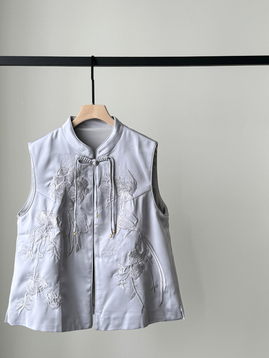Mo Er Oriental Embroidery Vest-The Black Bow-