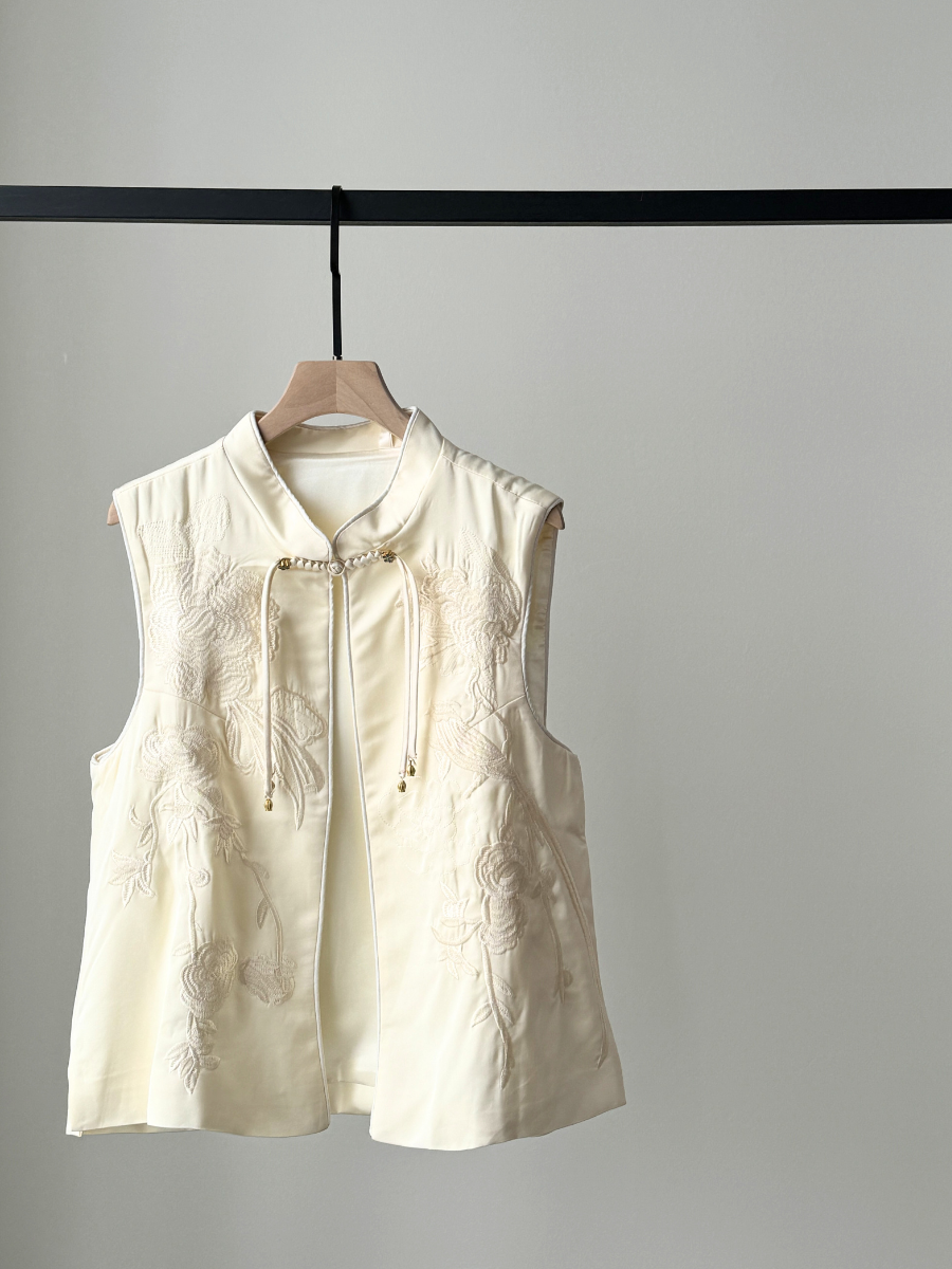 Mo Er Oriental Embroidery Vest-The Black Bow-