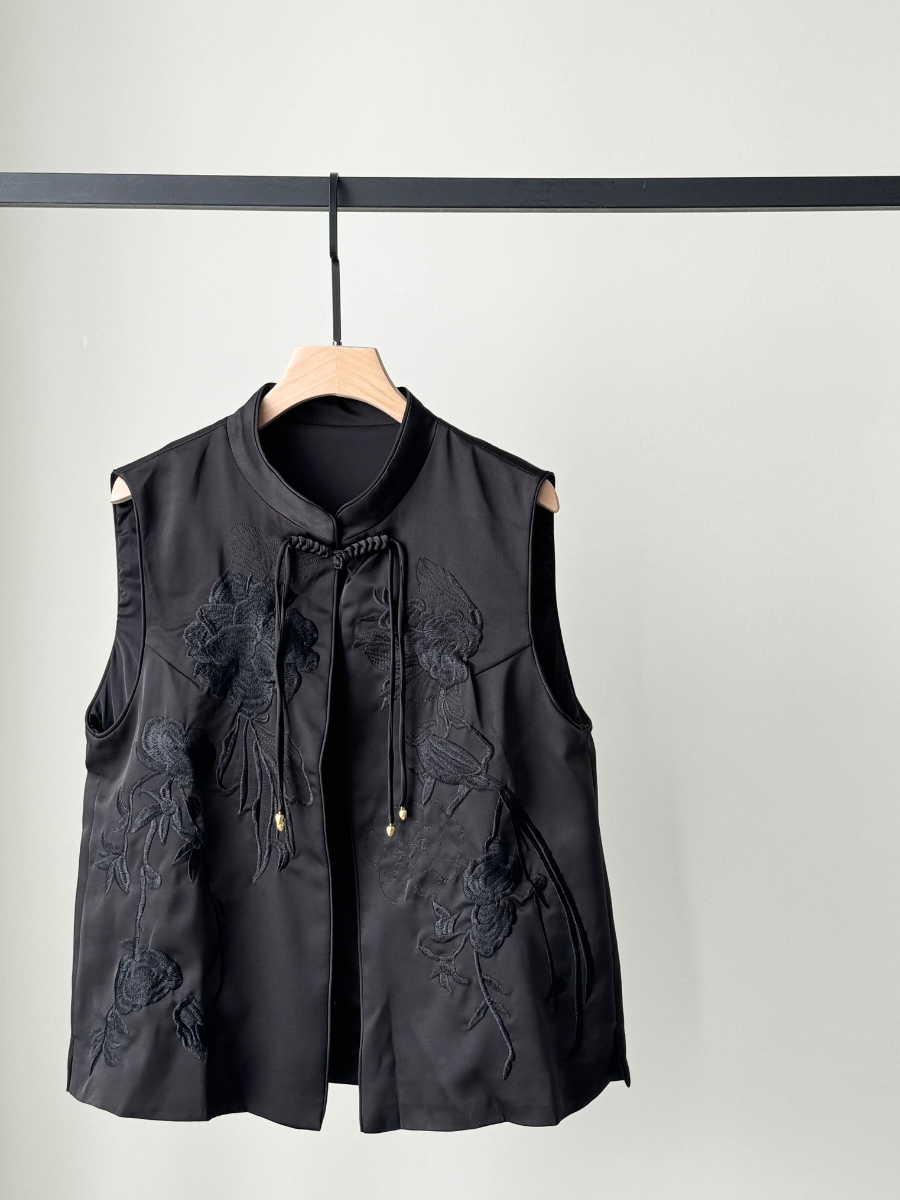 Mo Er Oriental Embroidery Vest-The Black Bow-