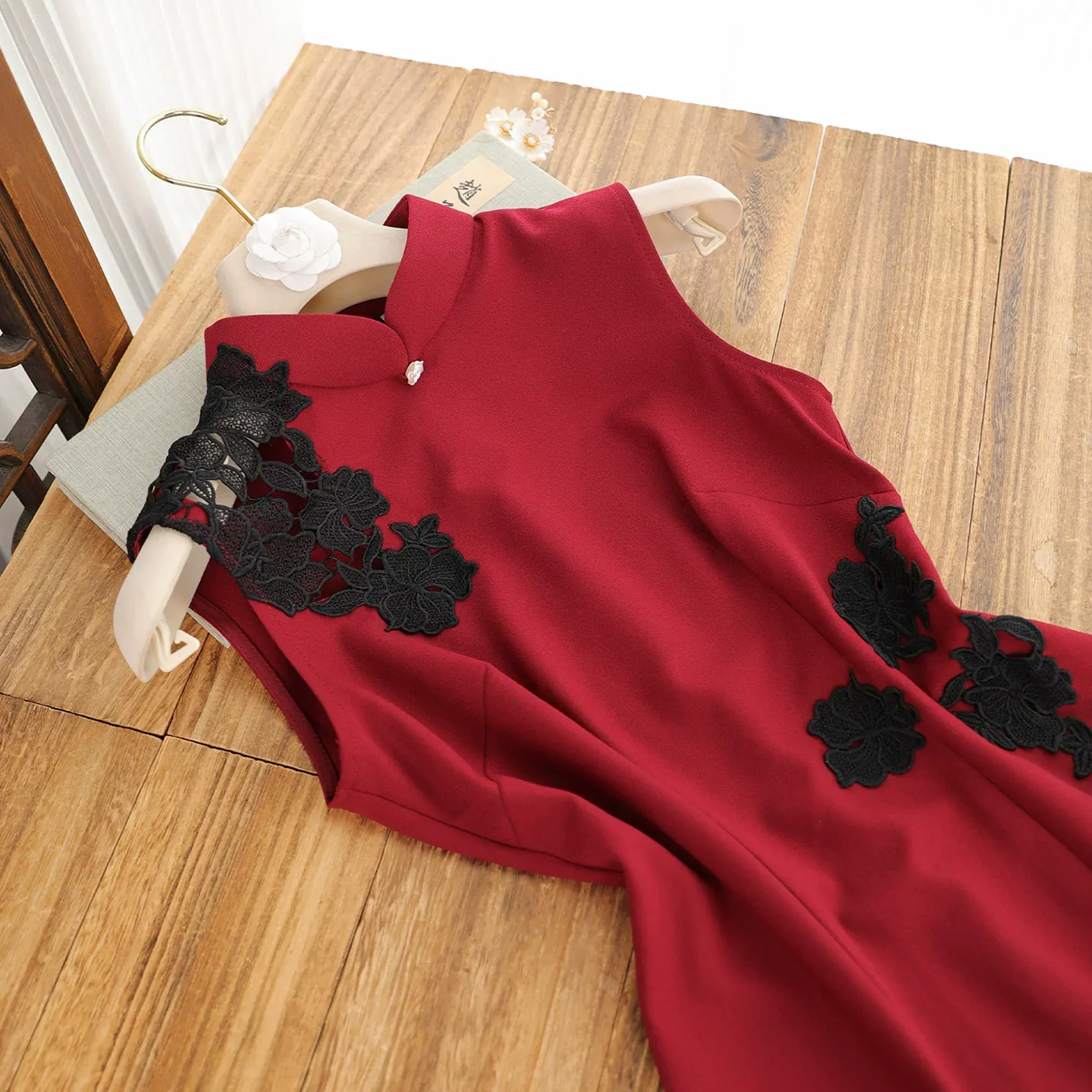 Ya Ai Floral Applique Sleeveless Cheongsam
