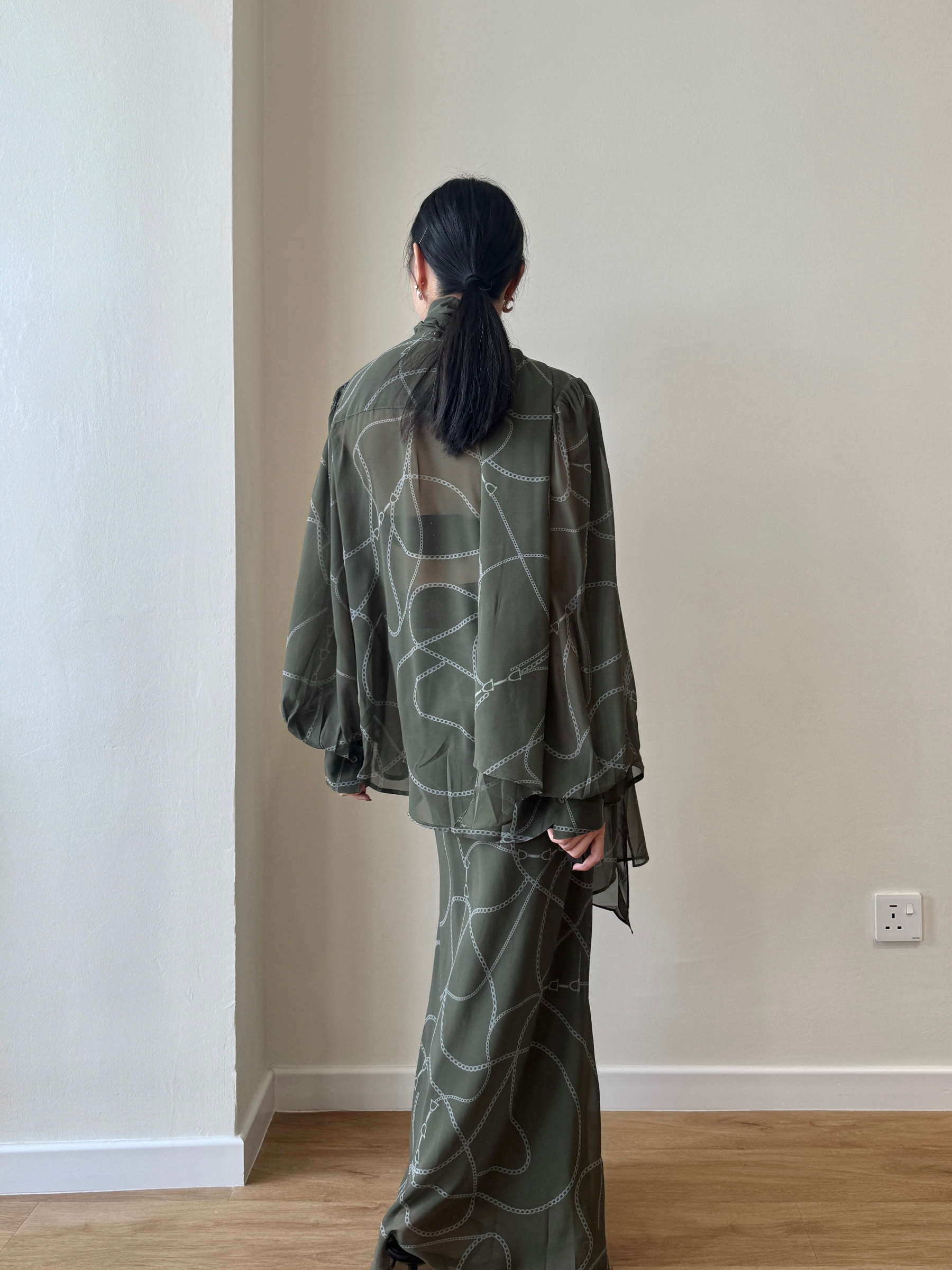 Wirenth Graphic Print Long Sleeve Top