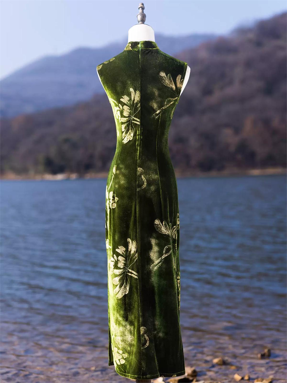 Yun Beng Floral Velvet Sleeveless Cheongsam