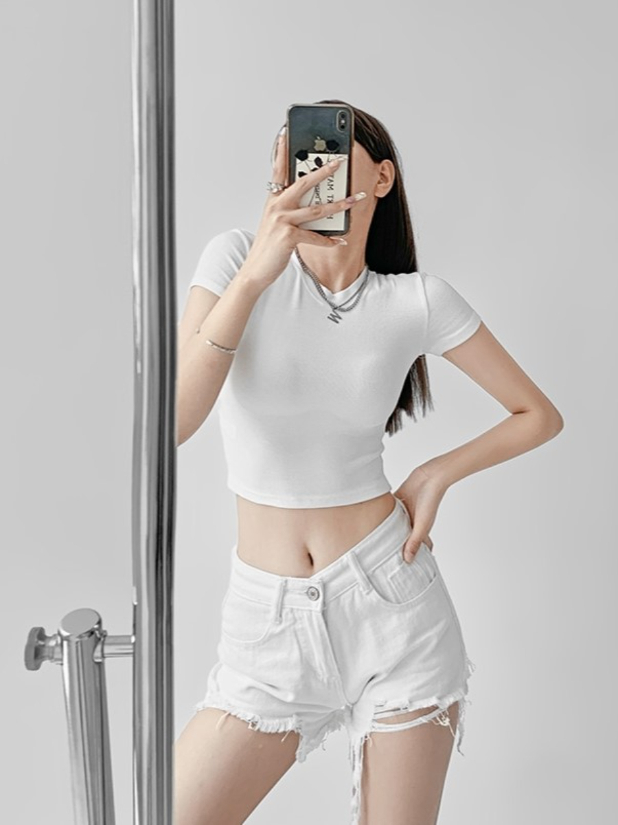 Lisa Minimalist Crew Neck Cropped Tee-The Black Bow-
