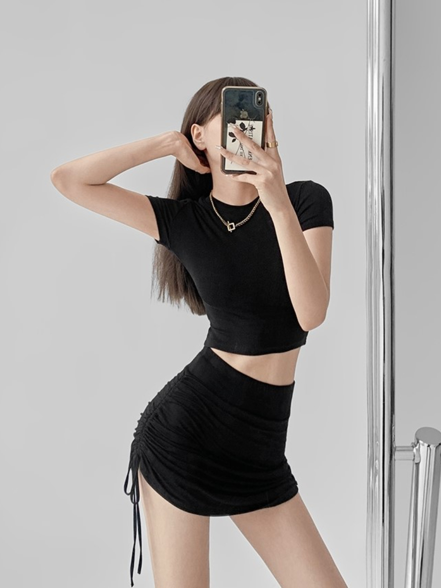 Lisa Minimalist Crew Neck Cropped Tee-The Black Bow-