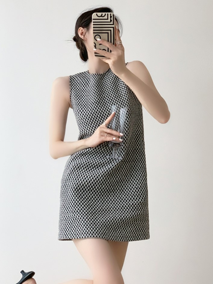 Tinn Checked Sleeveless Shift Dress-The Black Bow-