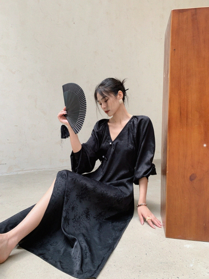 Cang Hui Pankou Embroidered Dress-The Black Bow-