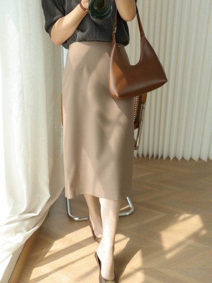 Gillette Back Slit OL Skirt (Discounted-S, M, L size)-The Black Bow-